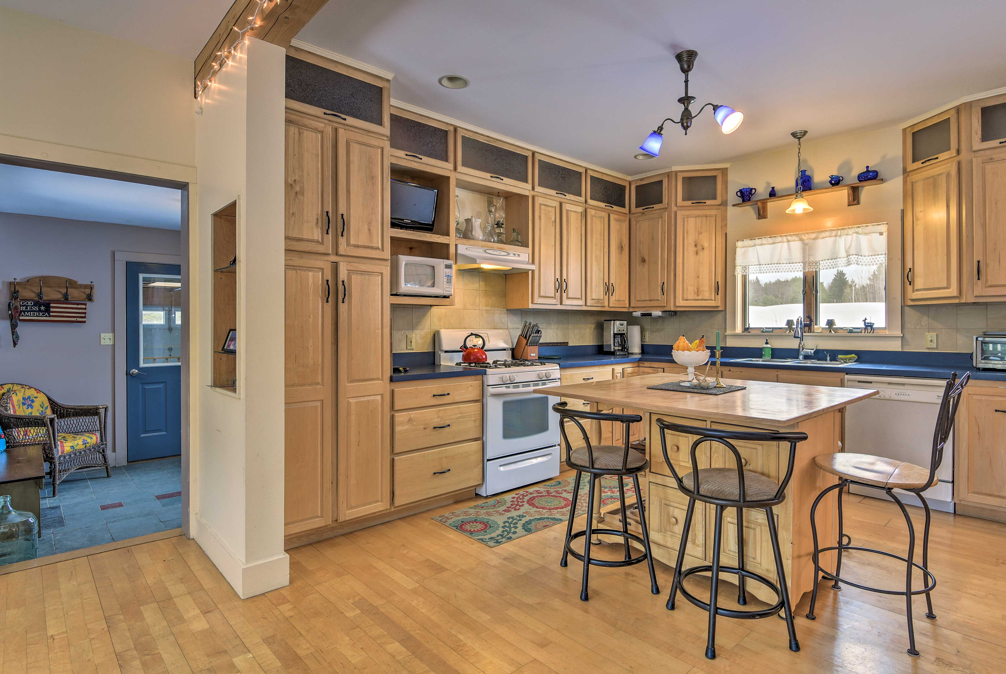 Kitchen | Island w/ Bar Seating