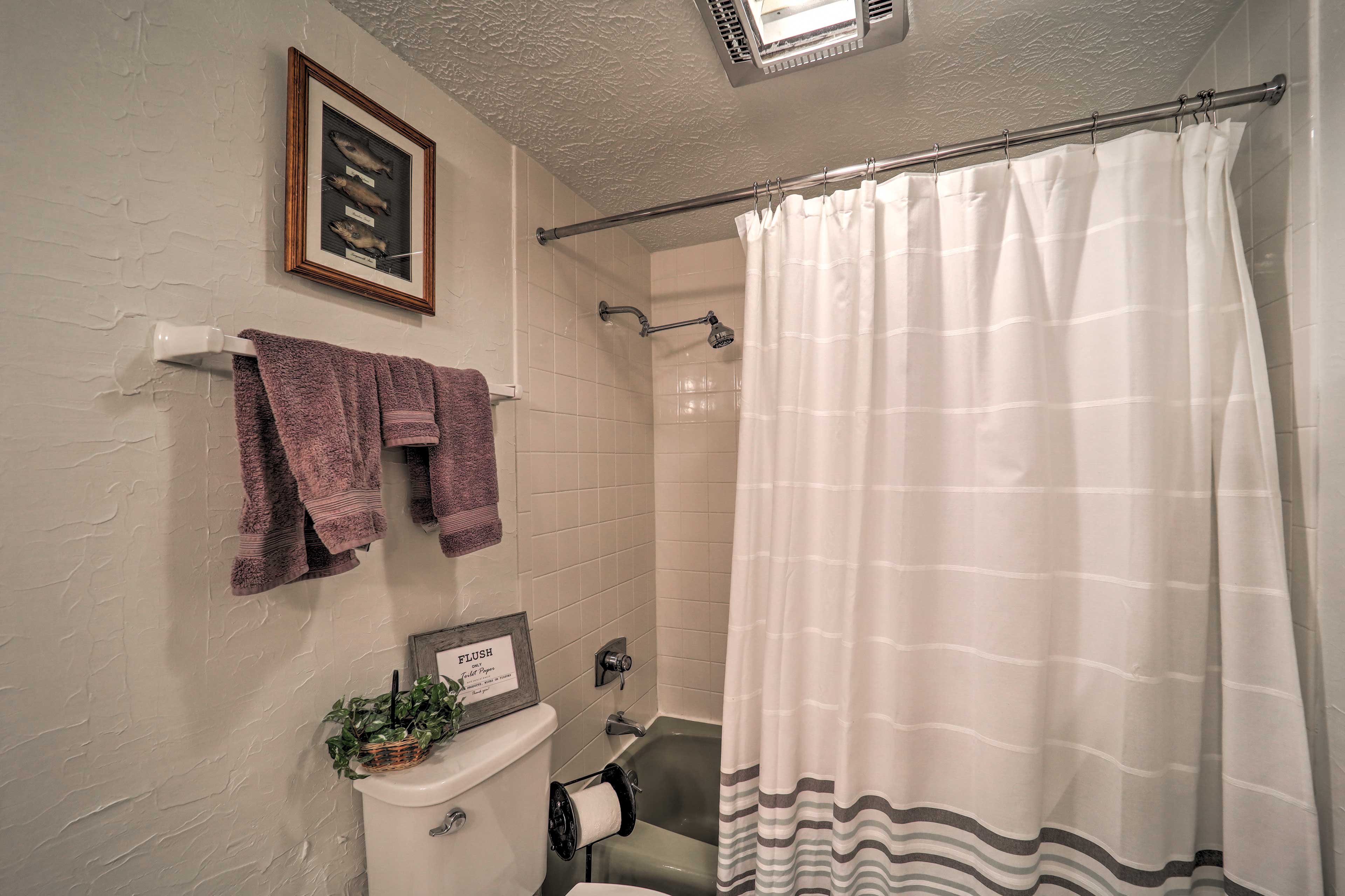 Full Bathroom | Towels Provided