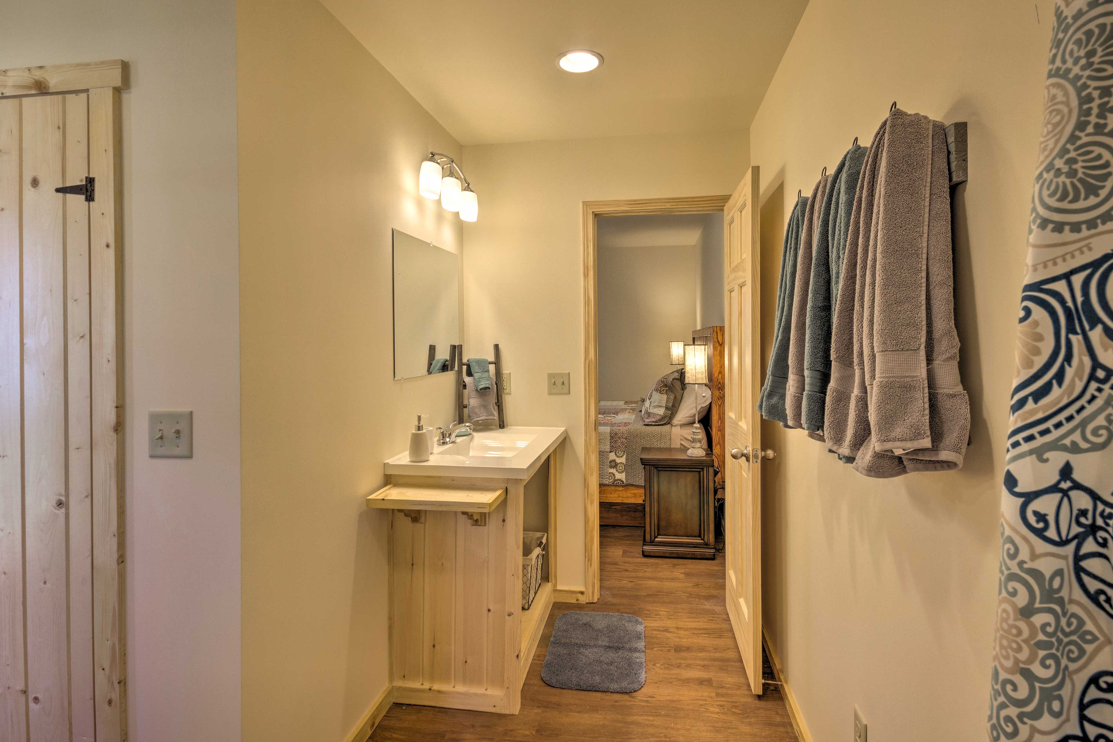 En-Suite Bathroom | Main Level | Complimentary Toiletries | Towels