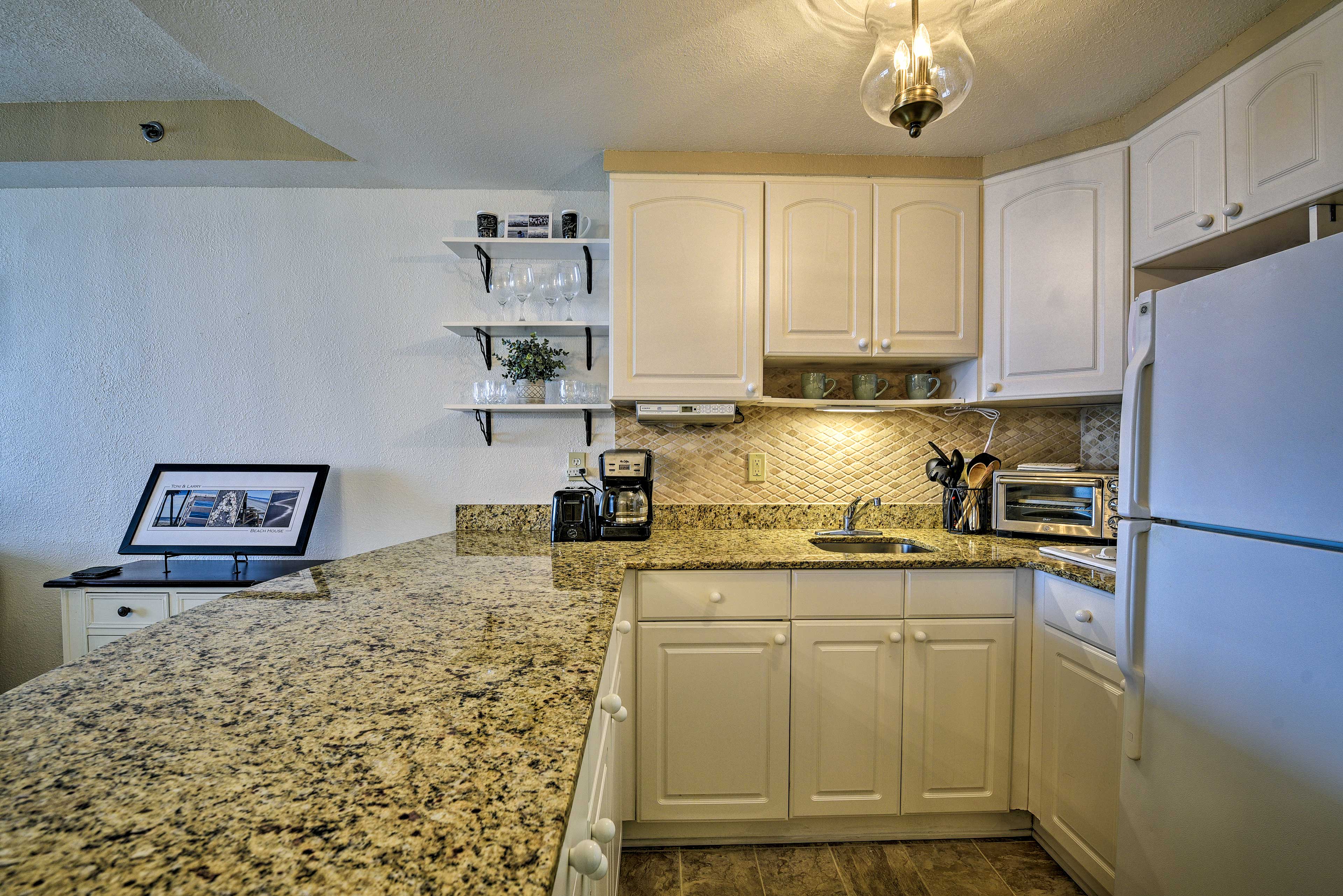 The well-equipped kitchen makes cooking a breeze.