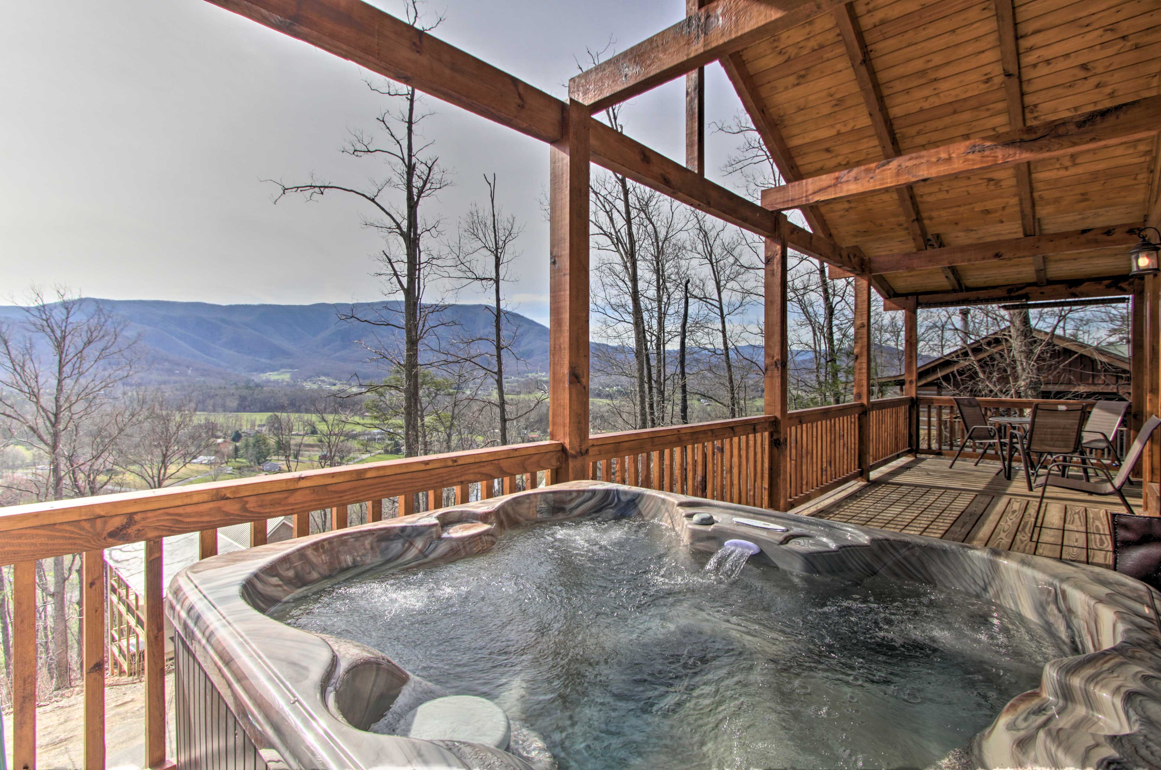 Smoky Mtn Log Cabin w/ Hot Tub & Panoramic Views!