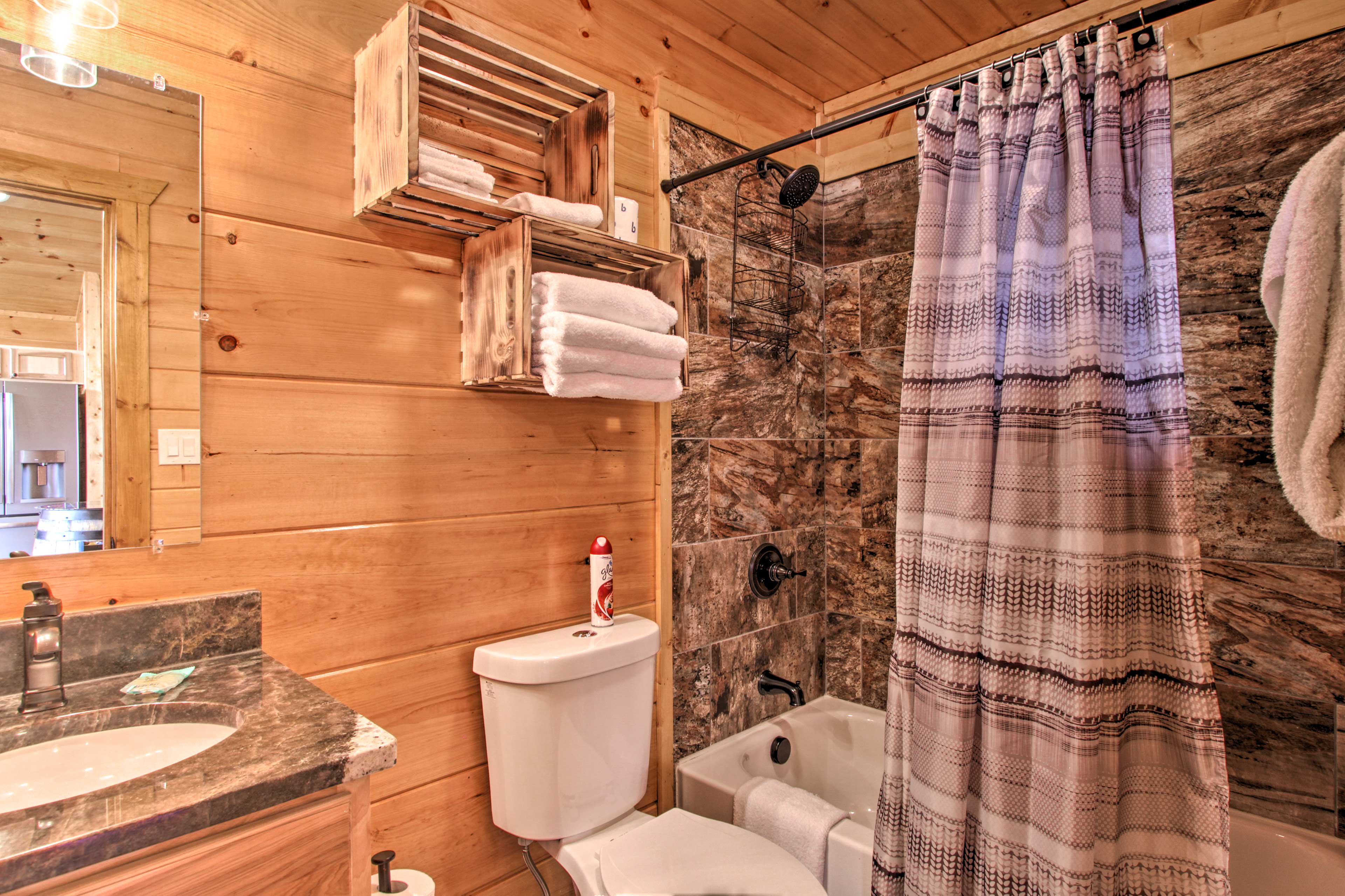 Full Bathroom | Towels Provided | Complimentary Toiletries