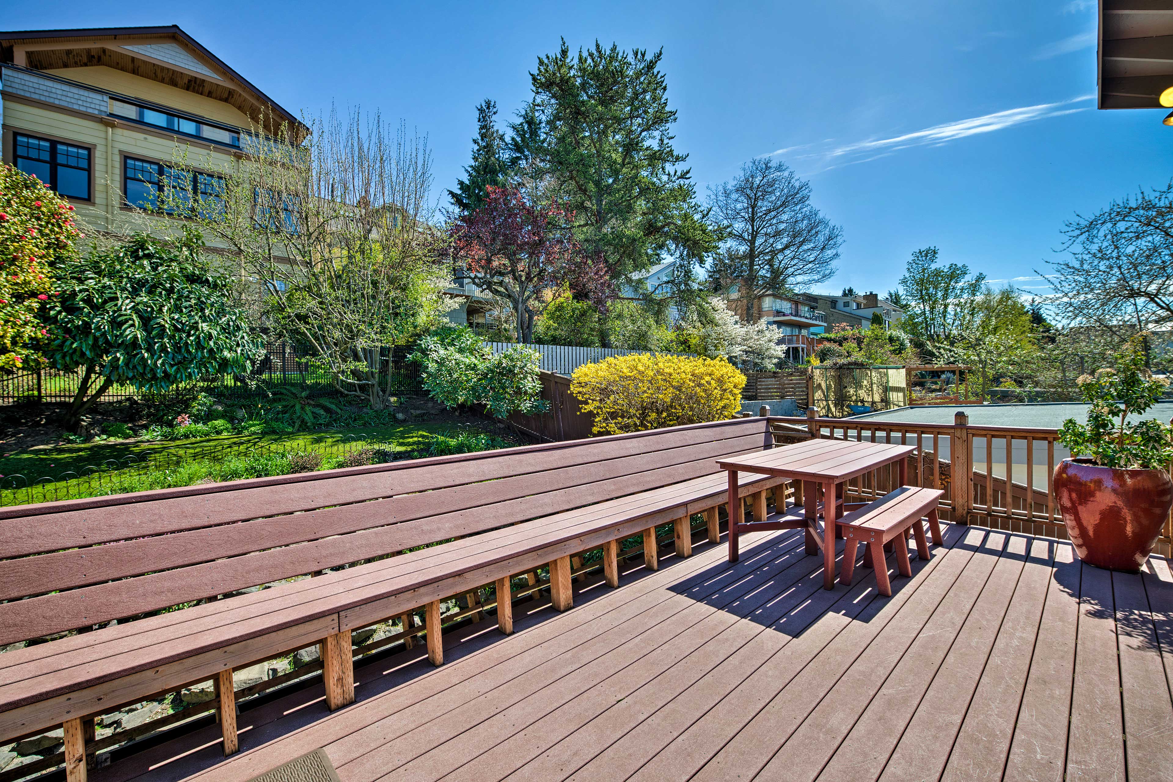 Host family dinners al fresco!