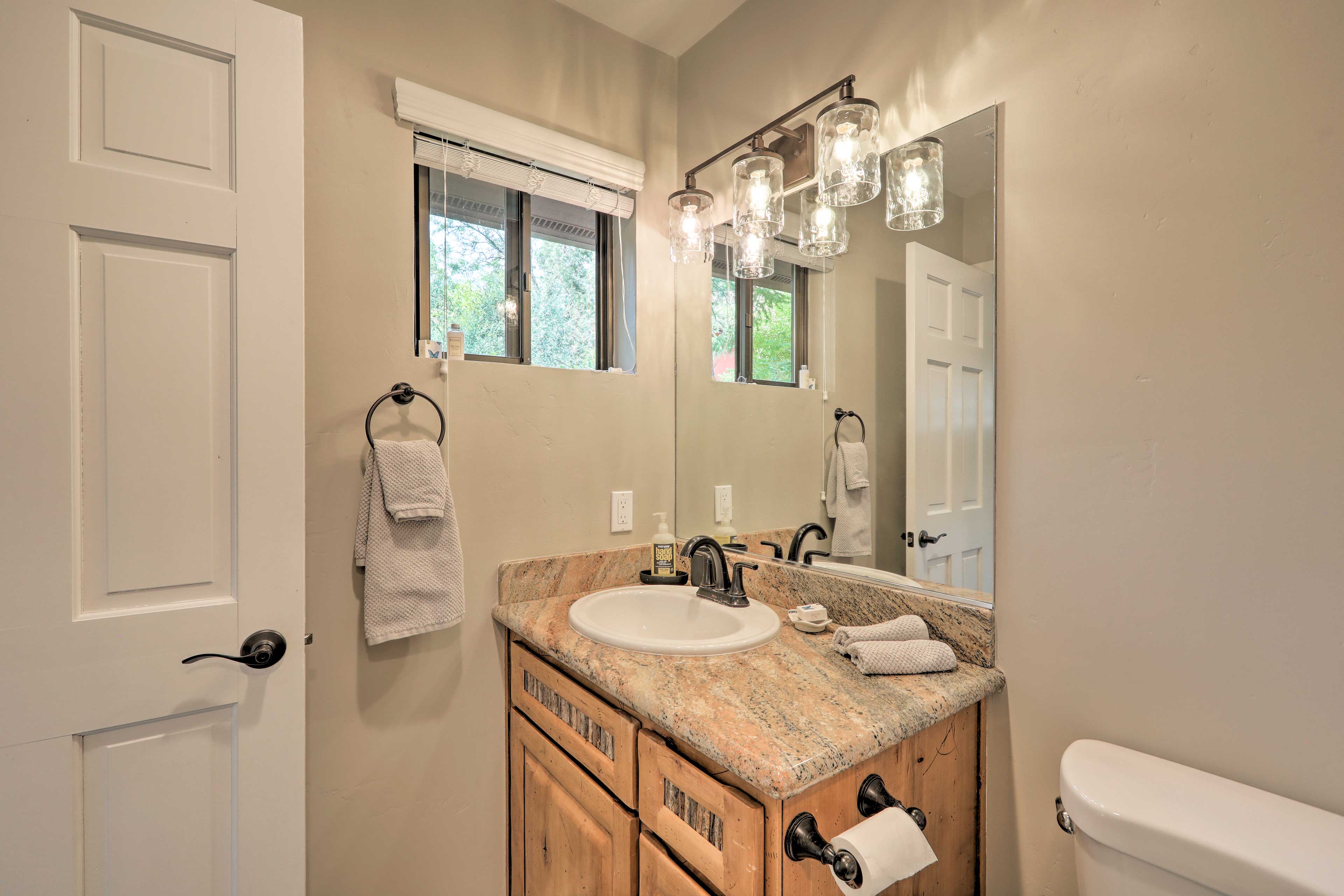 Full Bathroom | Towels & Linens Provided