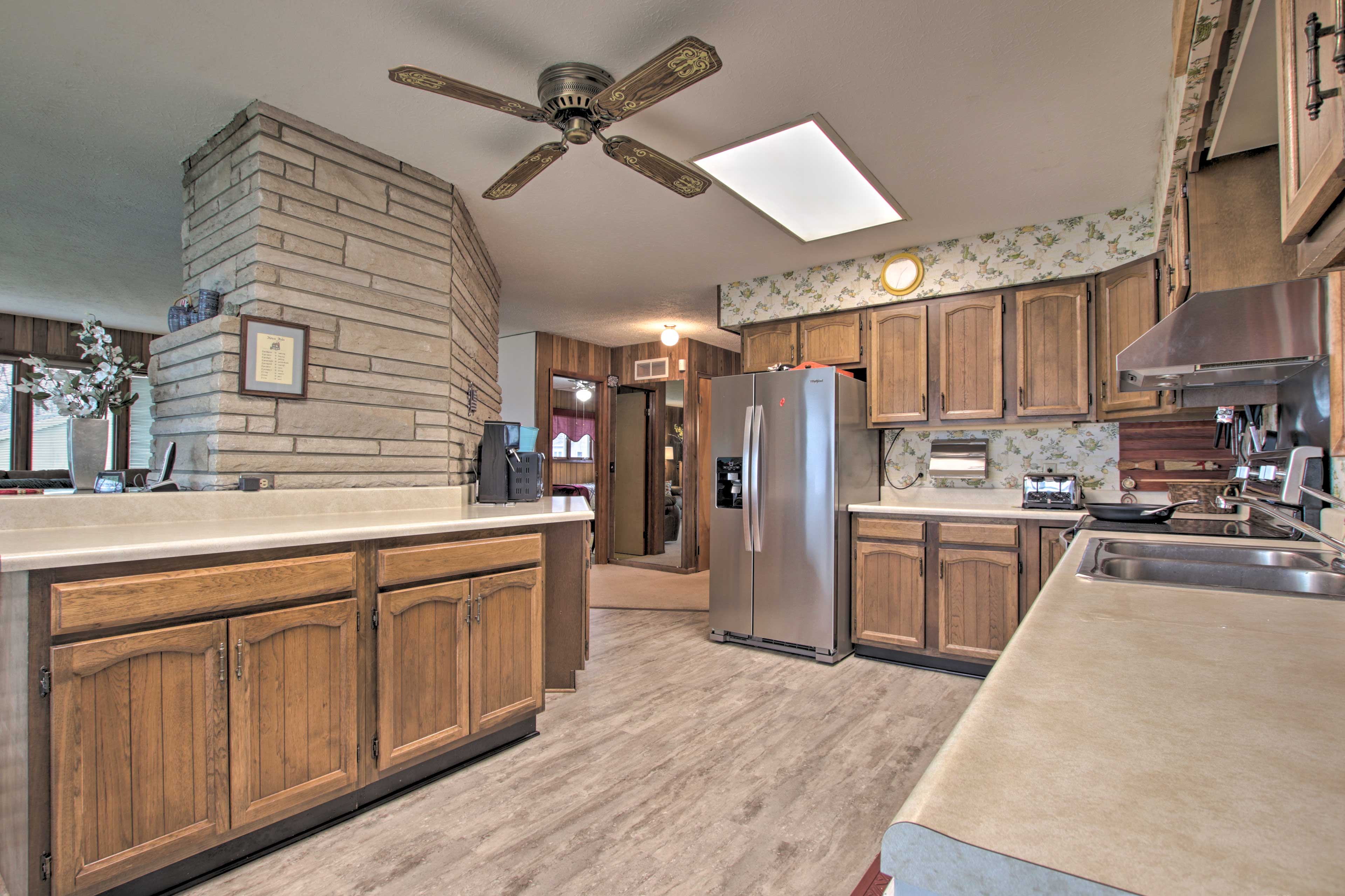 Adjacent to the living room, you'll find the kitchen fully equipped!