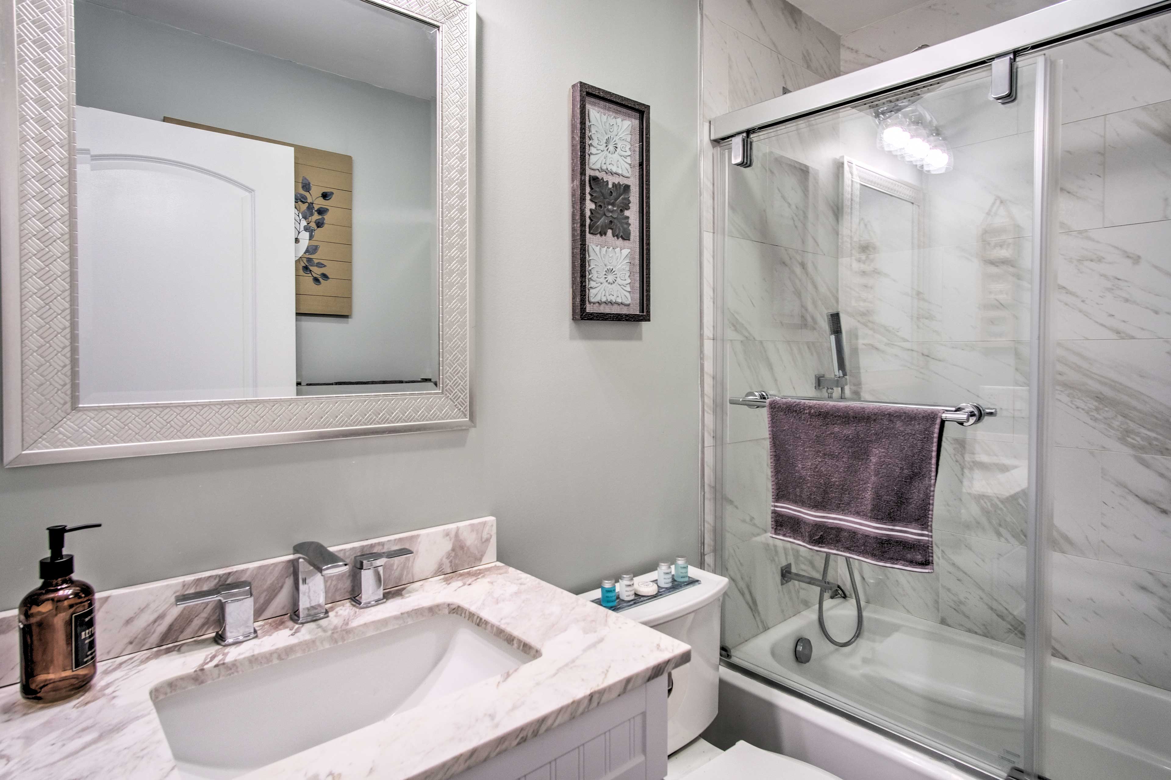 Full Bathroom | Tub/Shower Combo | Towels Provided