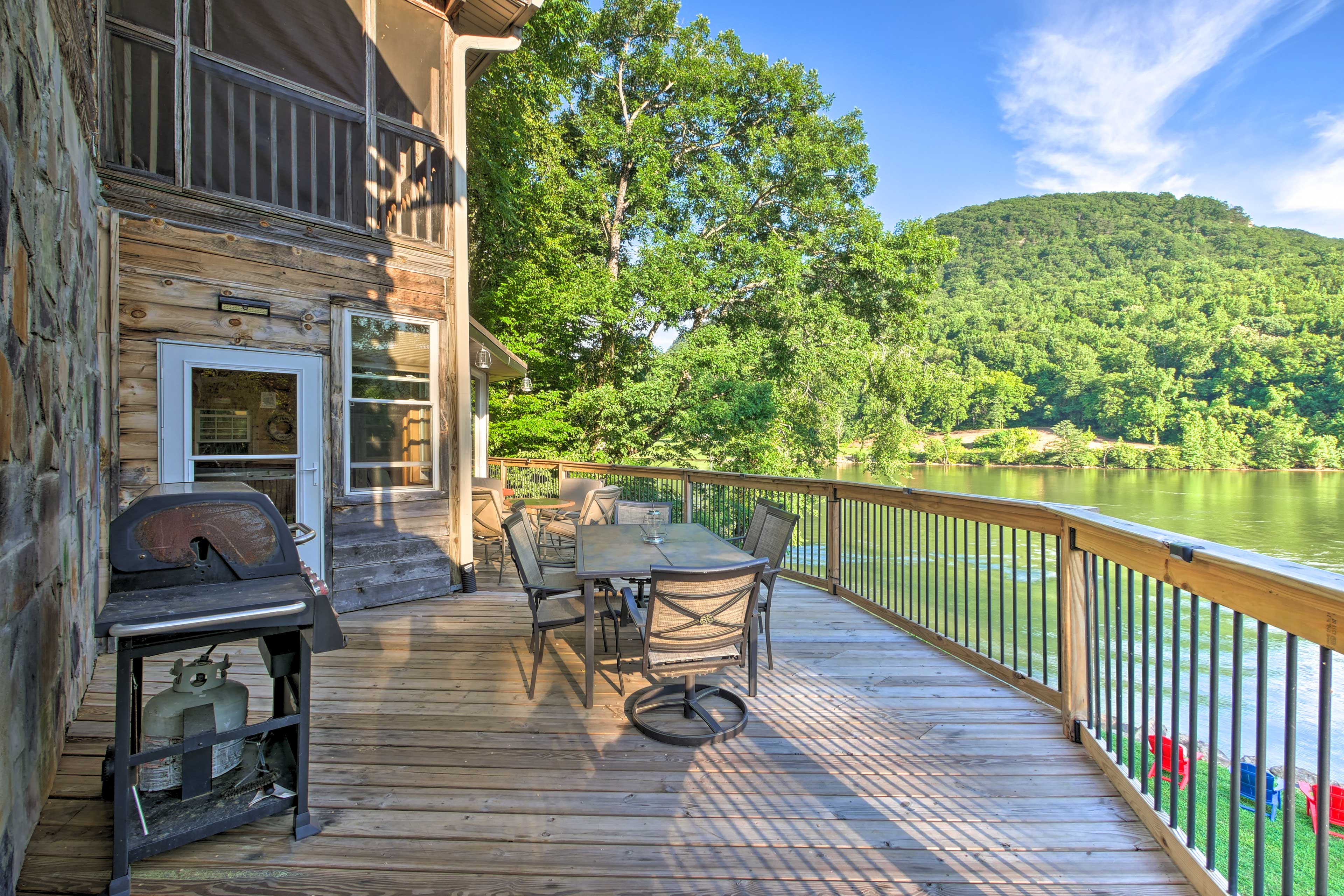 Tenn River Cabin w/Hot Tub - 10 Mi to Chattanooga!