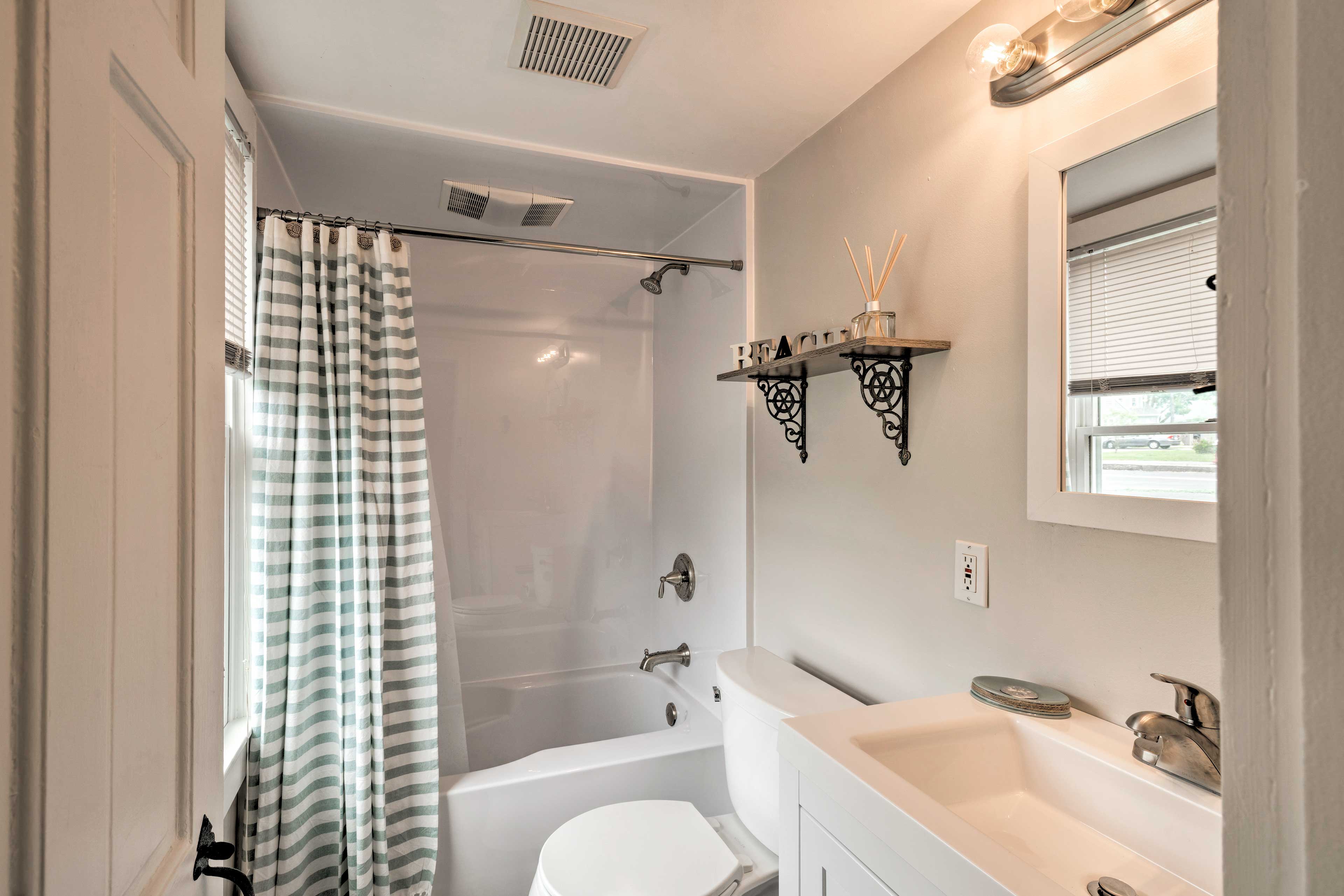 Full Bathroom | Towels & Linens Provided