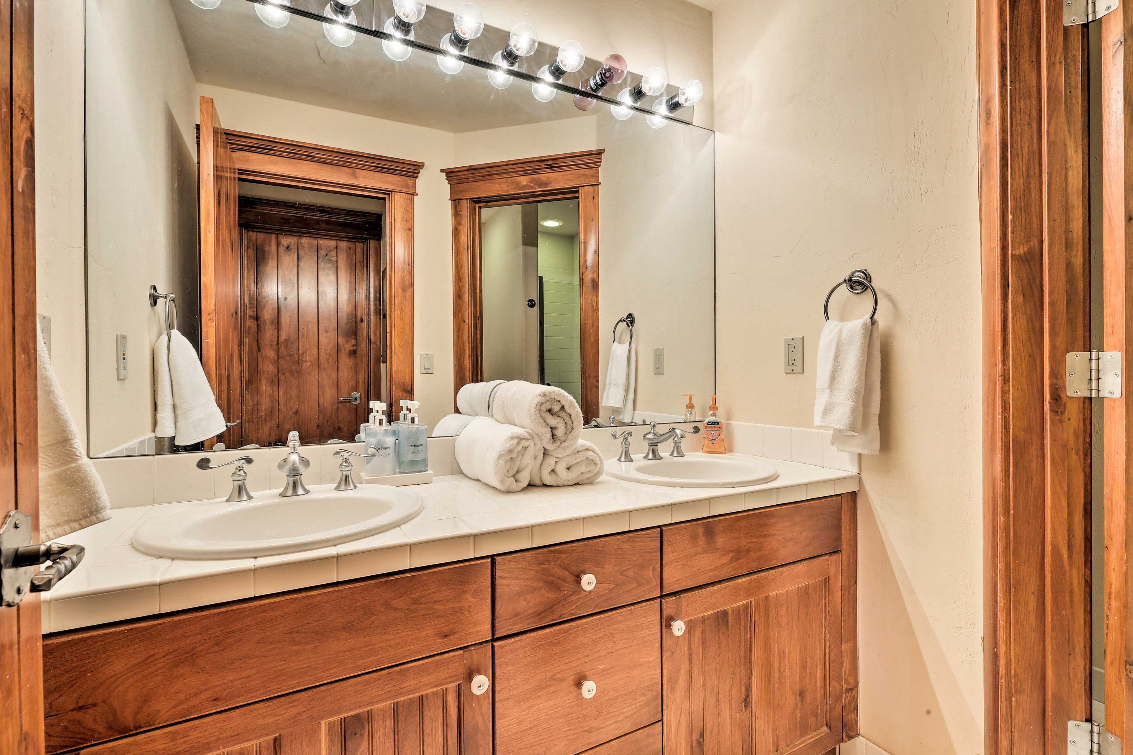 Full Bathroom | Complimentary Toiletries