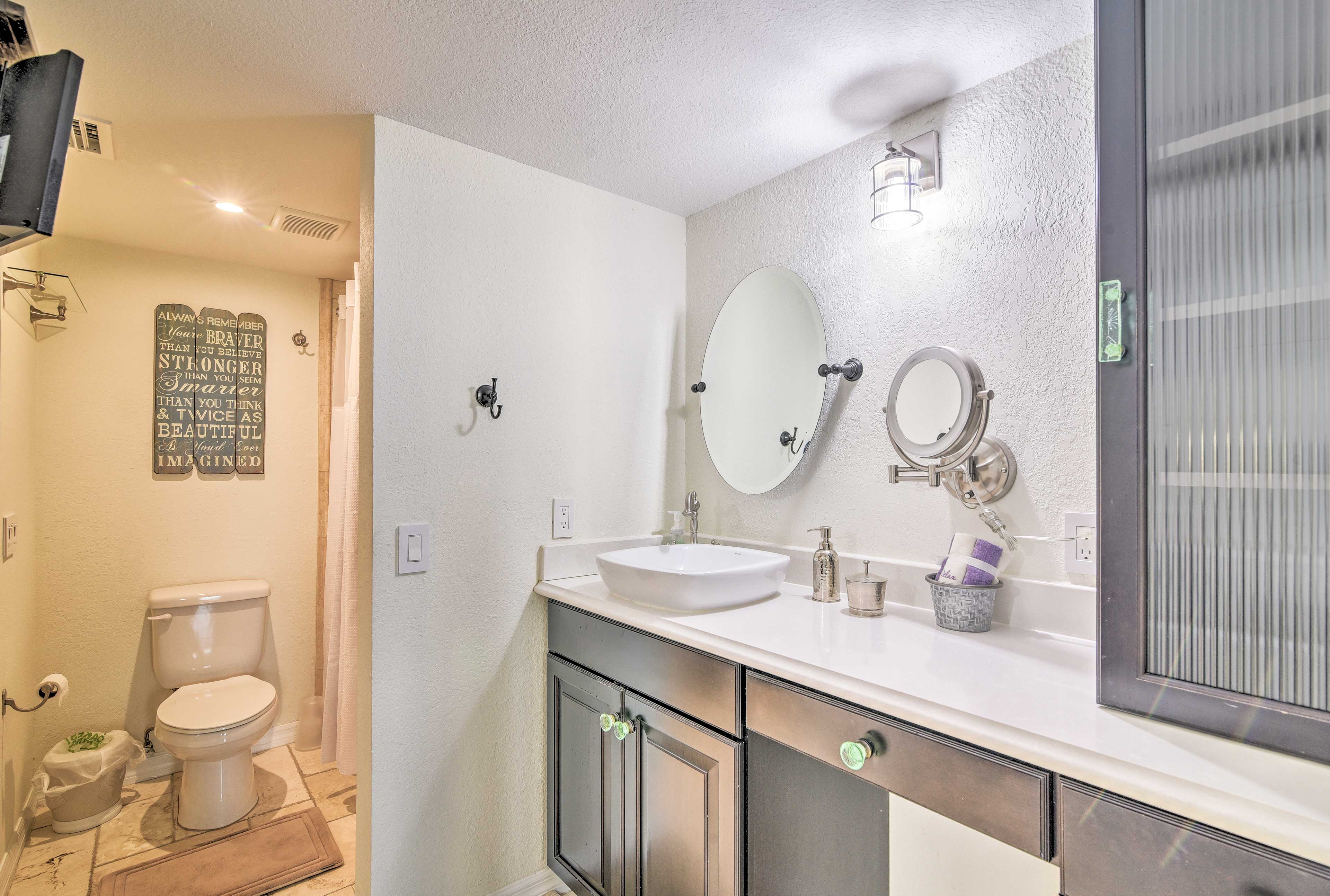 Jack-and-Jill Bathroom | Towels Provided