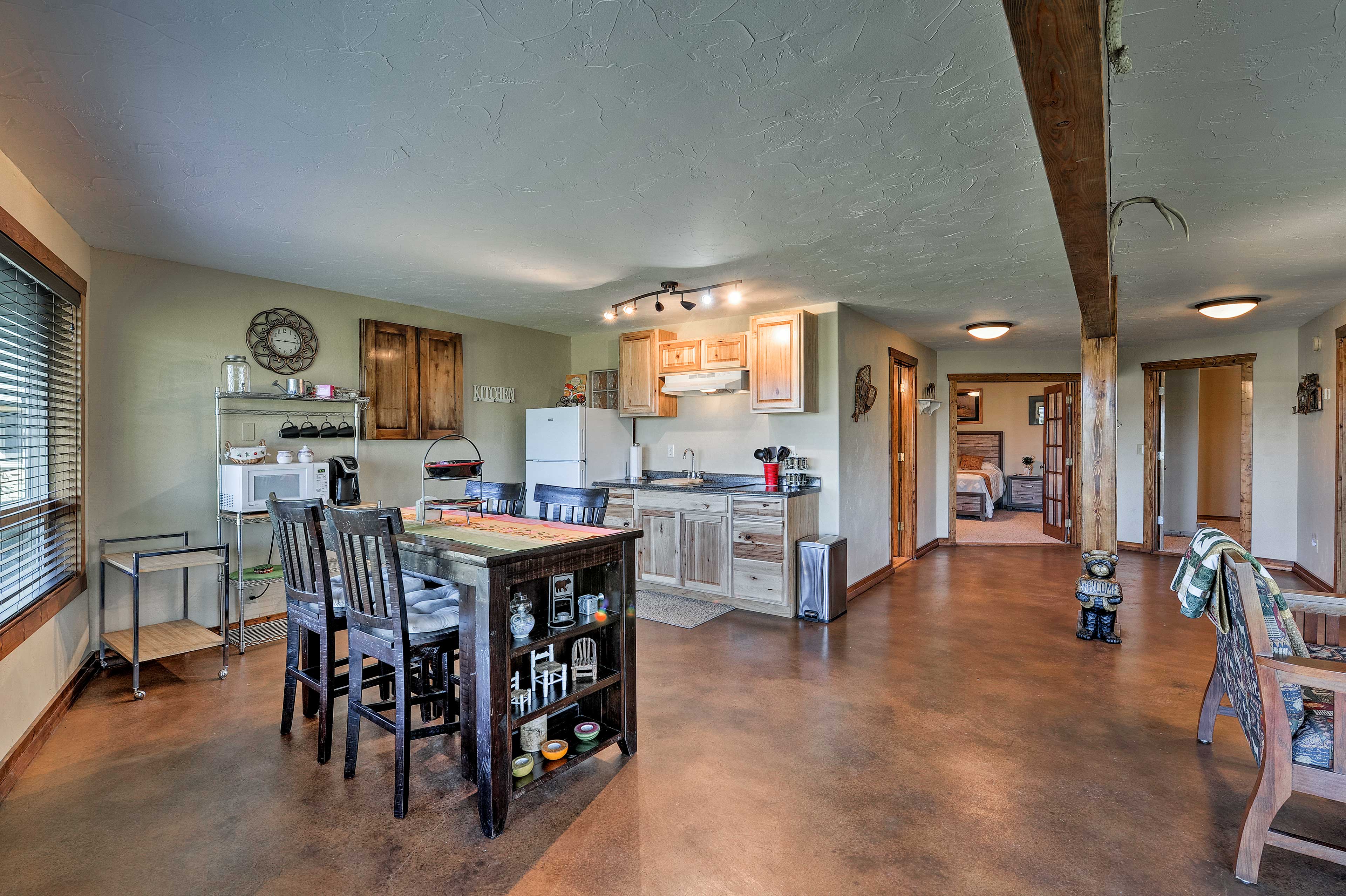 Dining Area | Dishware & Flatware Provided