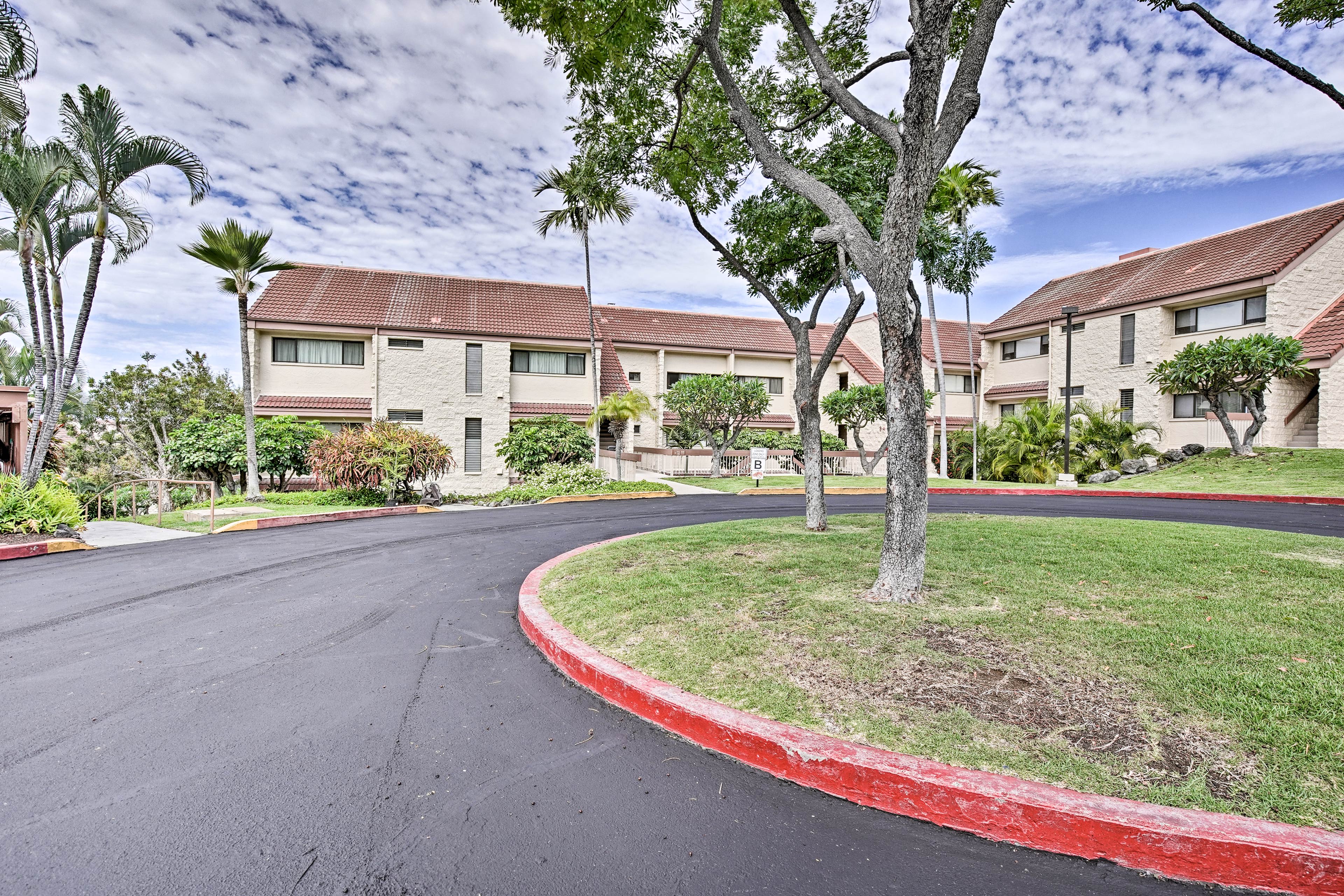 Condo Exterior | Driveway Parking (1 Vehicle)