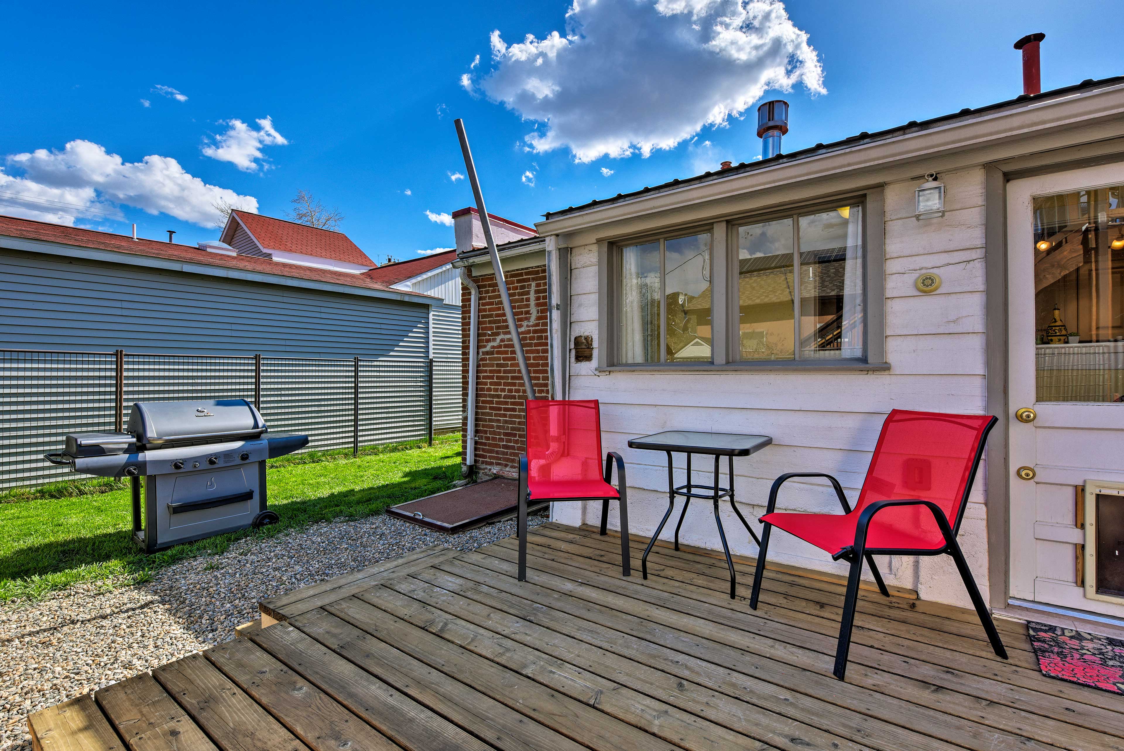 Enclosed Backyard w/ Gas Grill