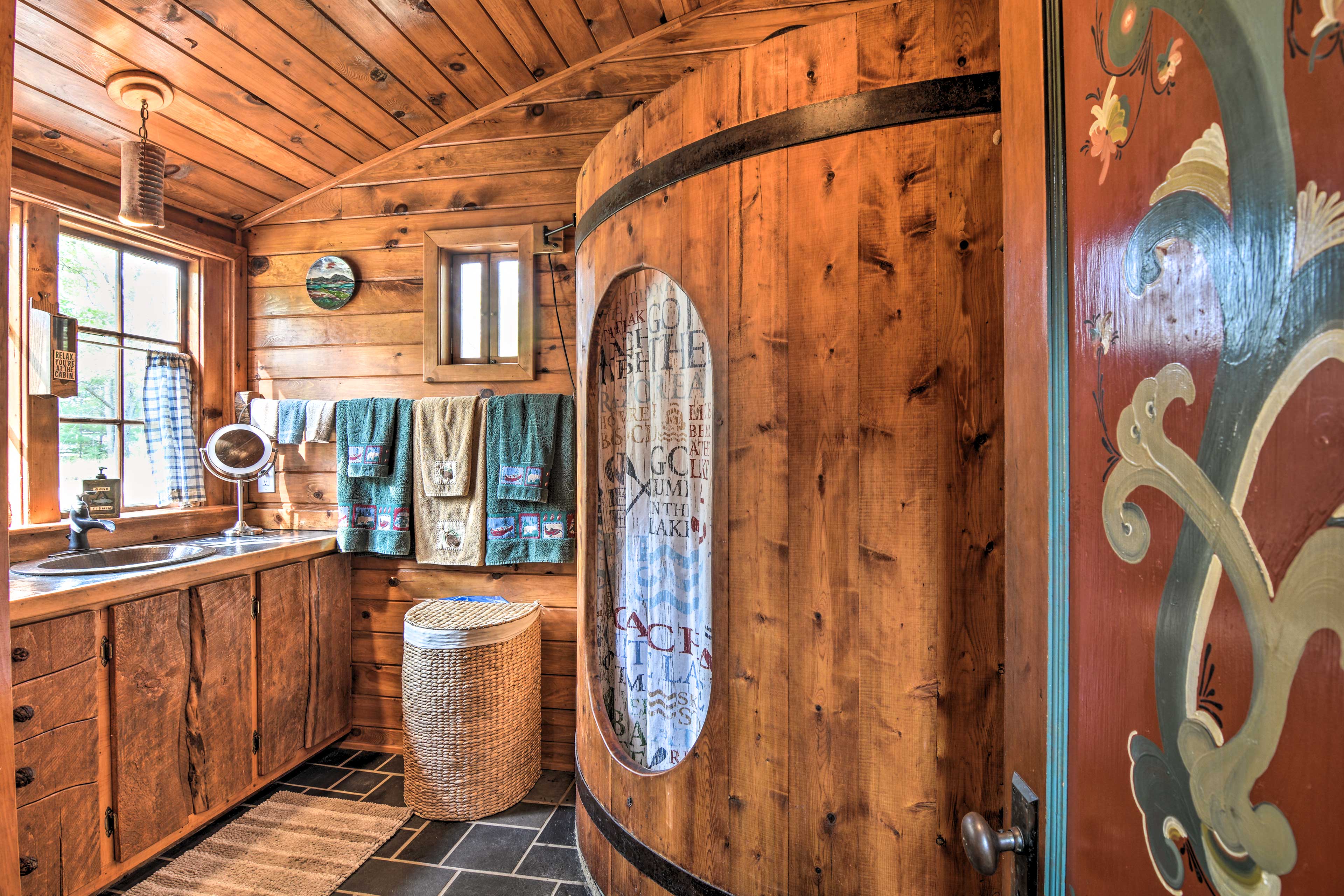 Full Bathroom | Linens | Towels | Hair Dryer