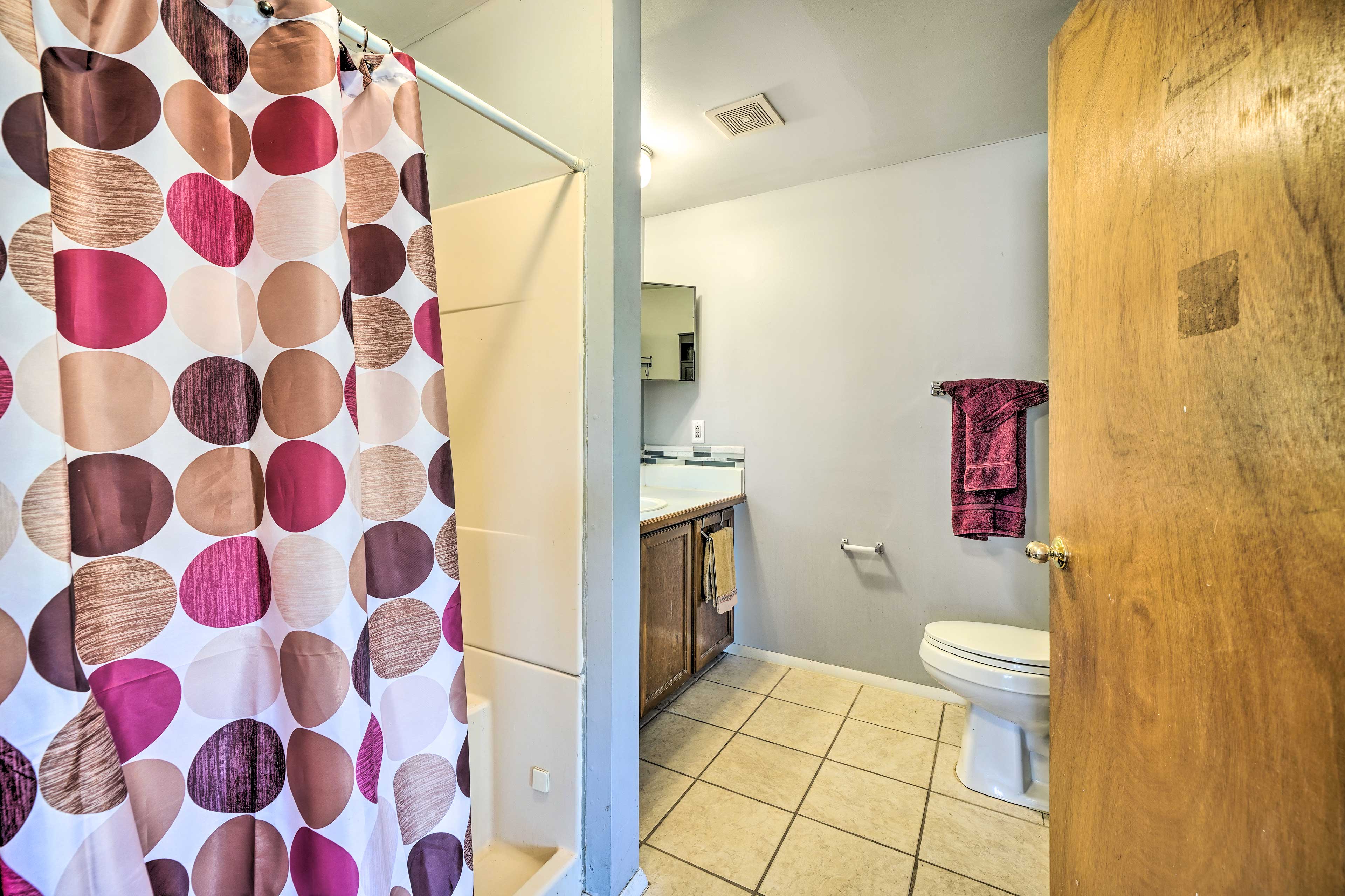 Full Bathroom | Towels Provided | Complimentary Toiletries