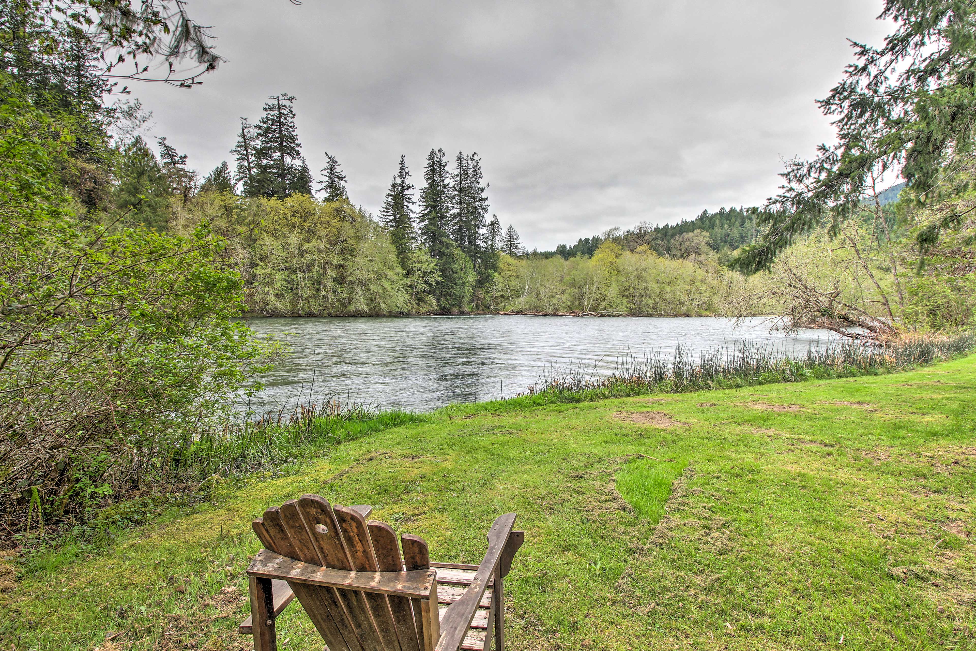 Escape to Vida, where this vacation rental cabin awaits on the McKenzie River!