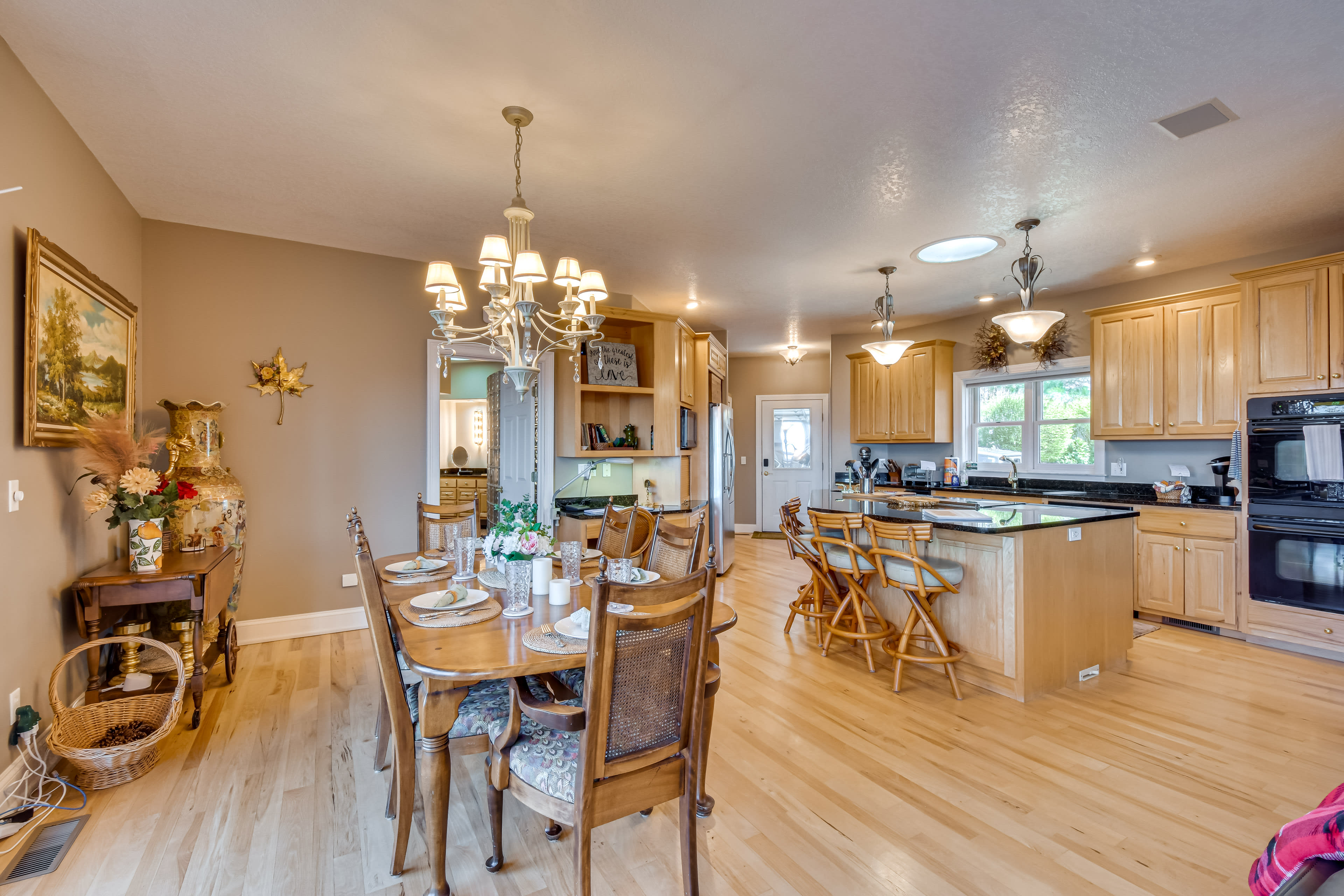 Dining Area | Dishes & Flatware Provided