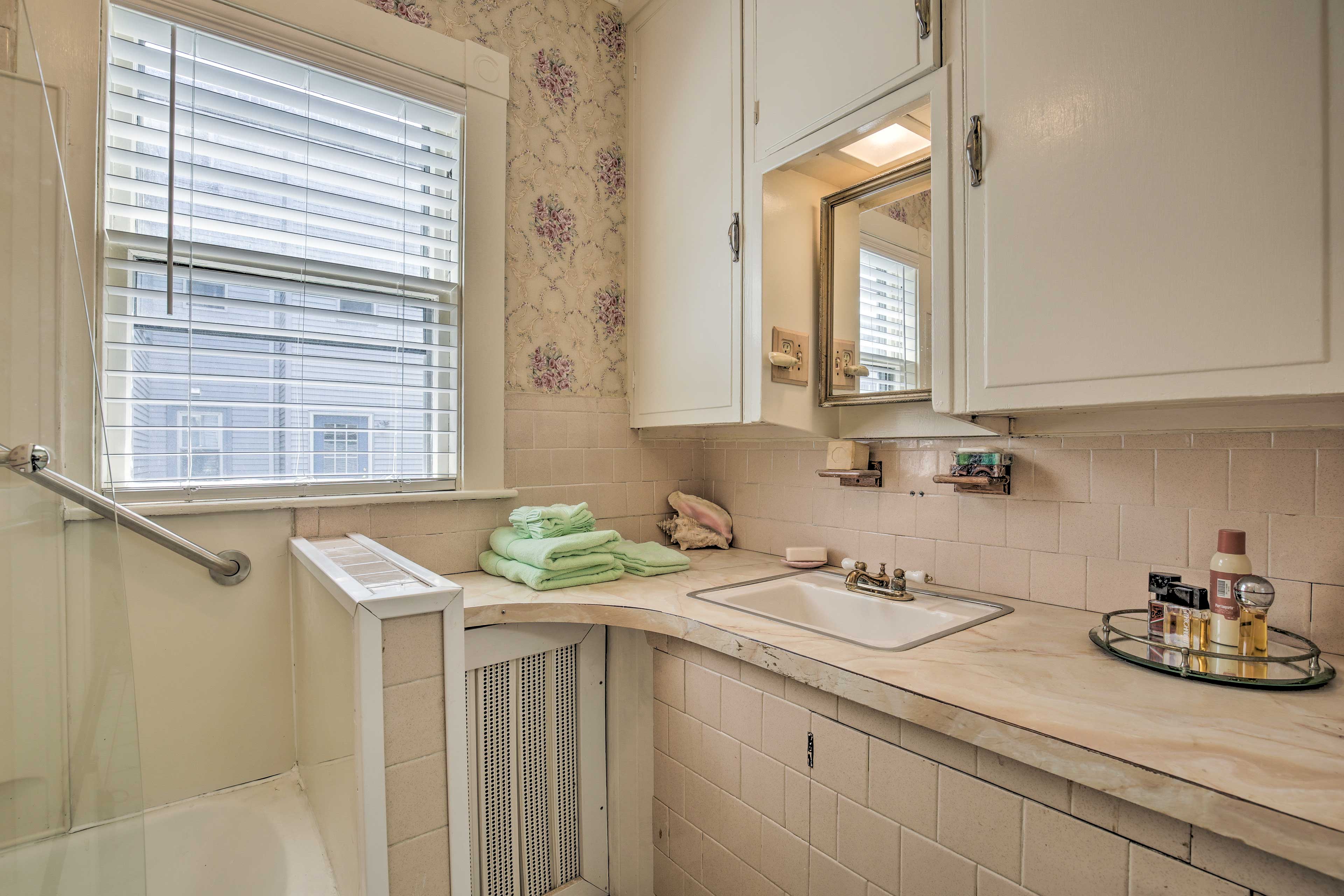 Full Bathroom | Towels & Linens Provided