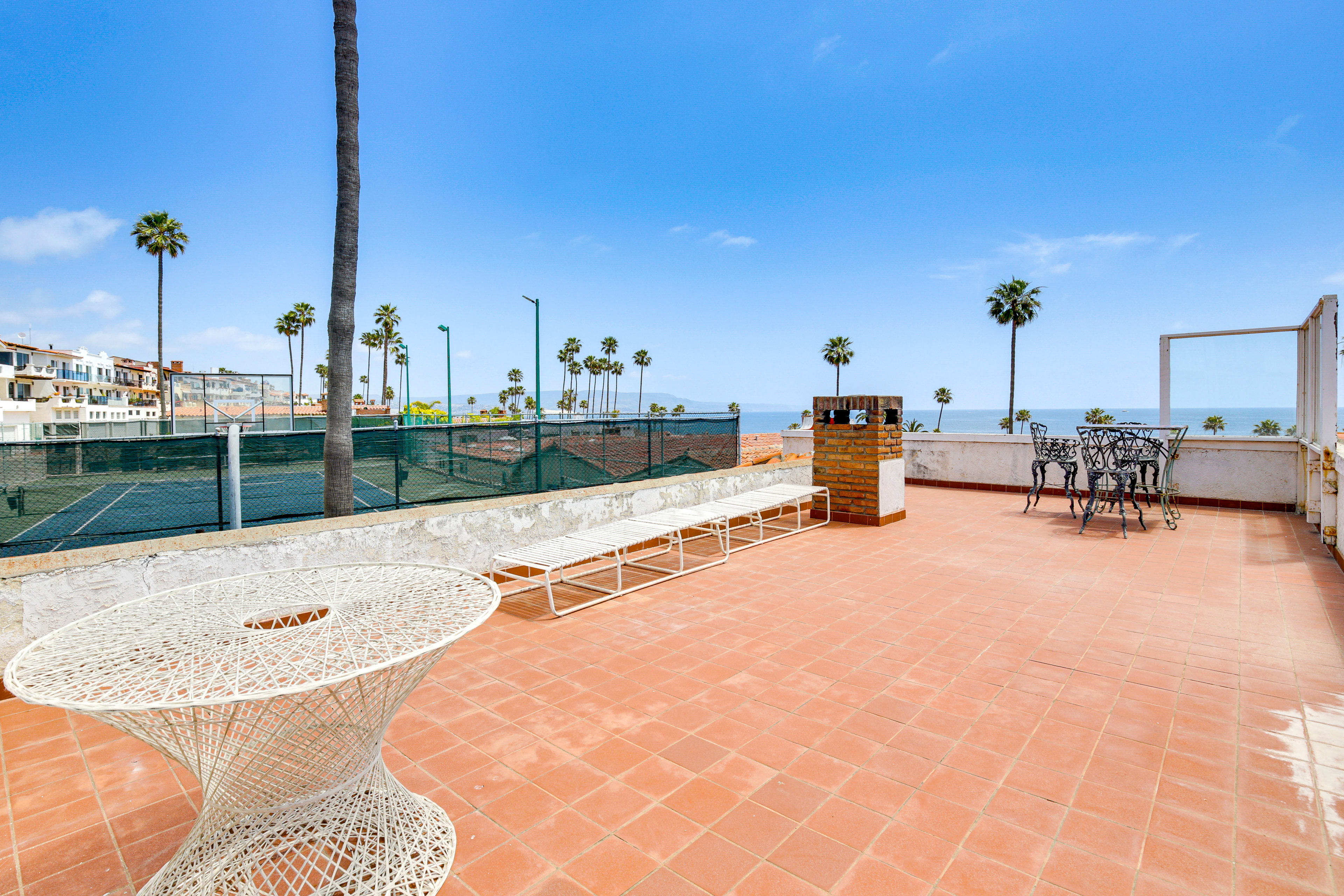 Community Amenities | Roof Deck | Outdoor Dining | Tennis Courts