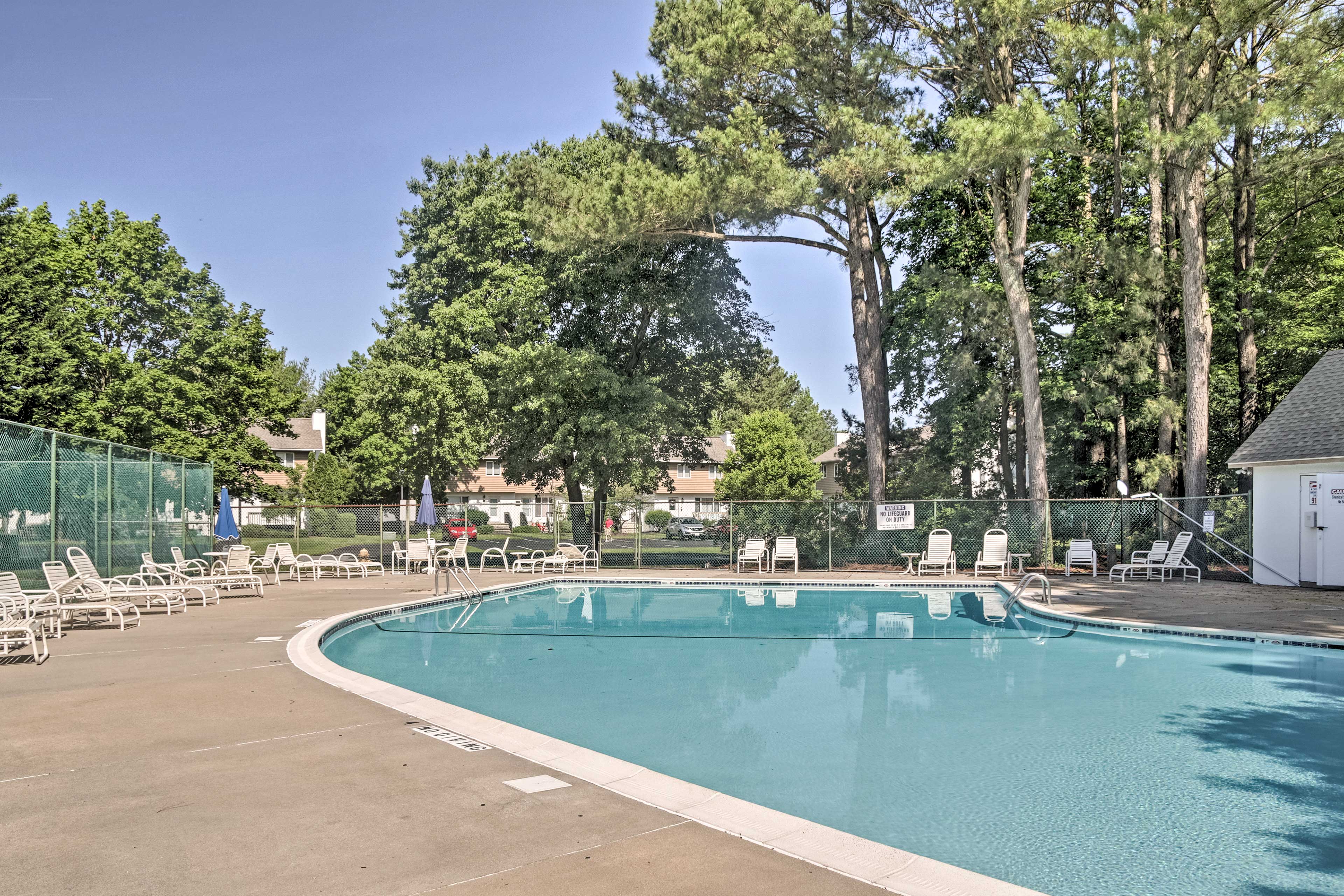 Community Amenities | Pool