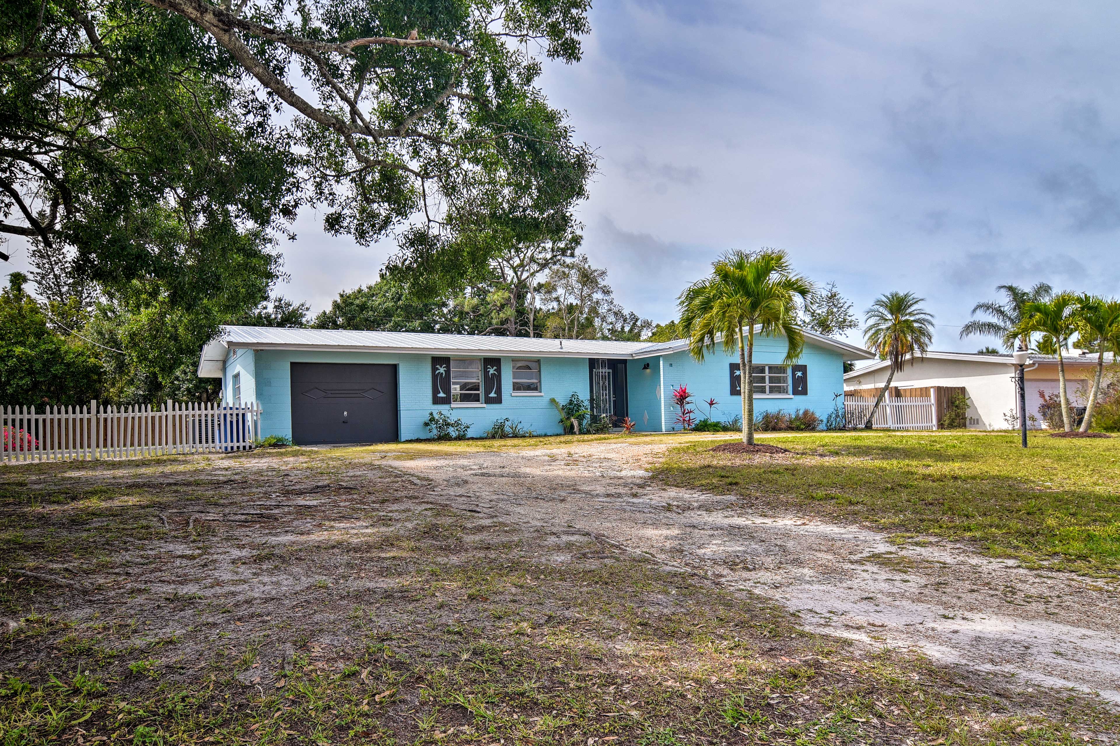 Driveway Parking (4 Vehicles) | Garage (1 Vehicle)