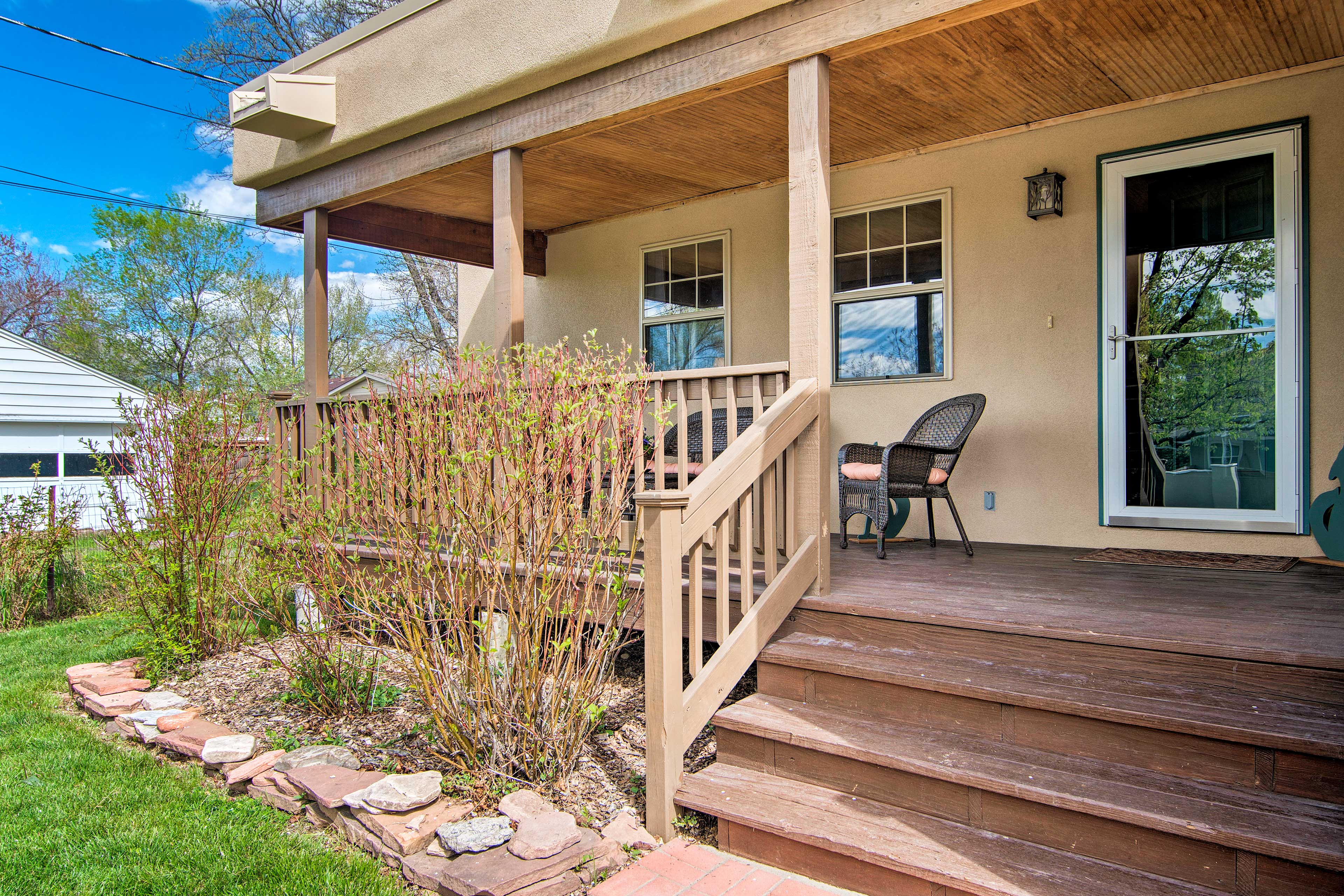 This house is just minutes from Main Street Longmont!