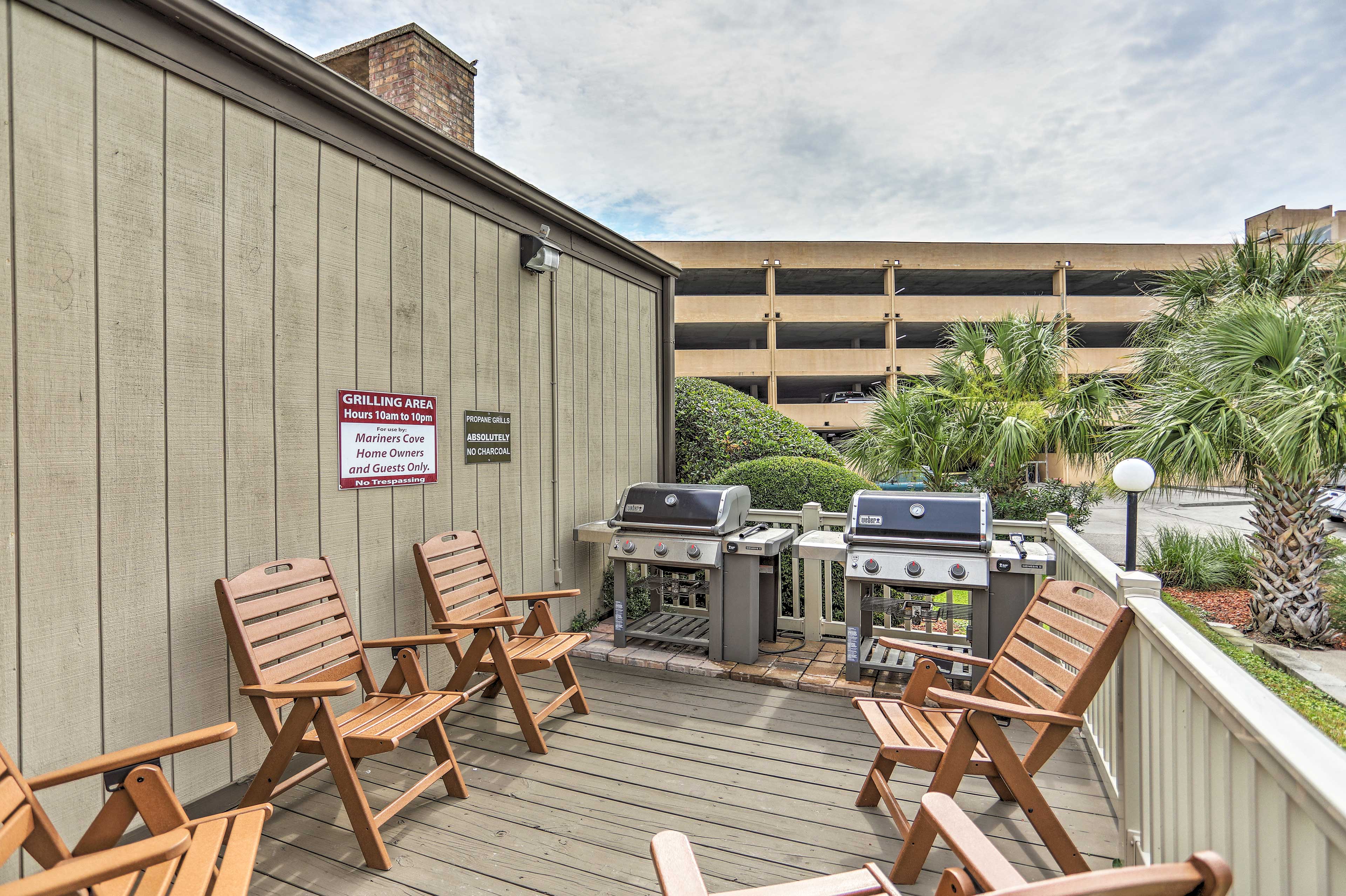 Community Amenities | Grilling & Dining Area