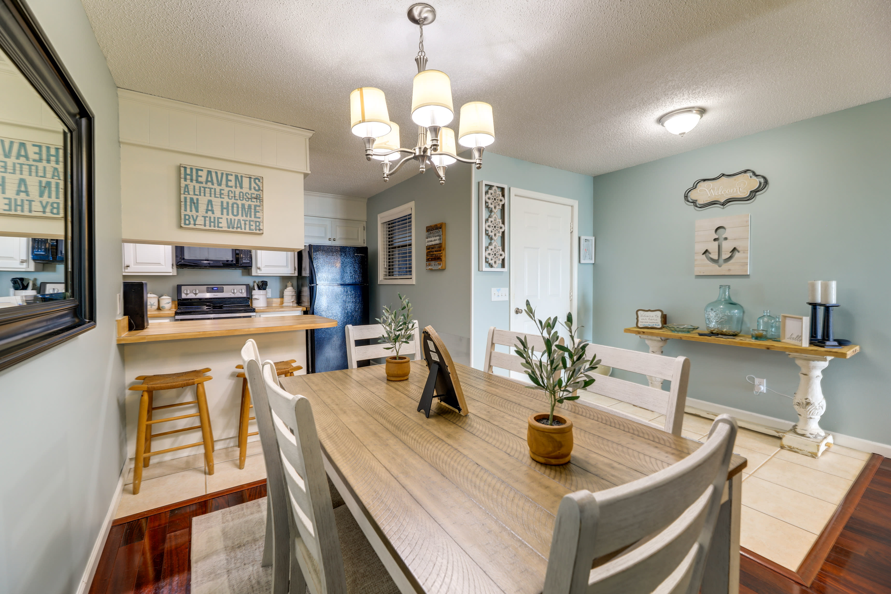 Dining Area | Dishes & Flatware Provided