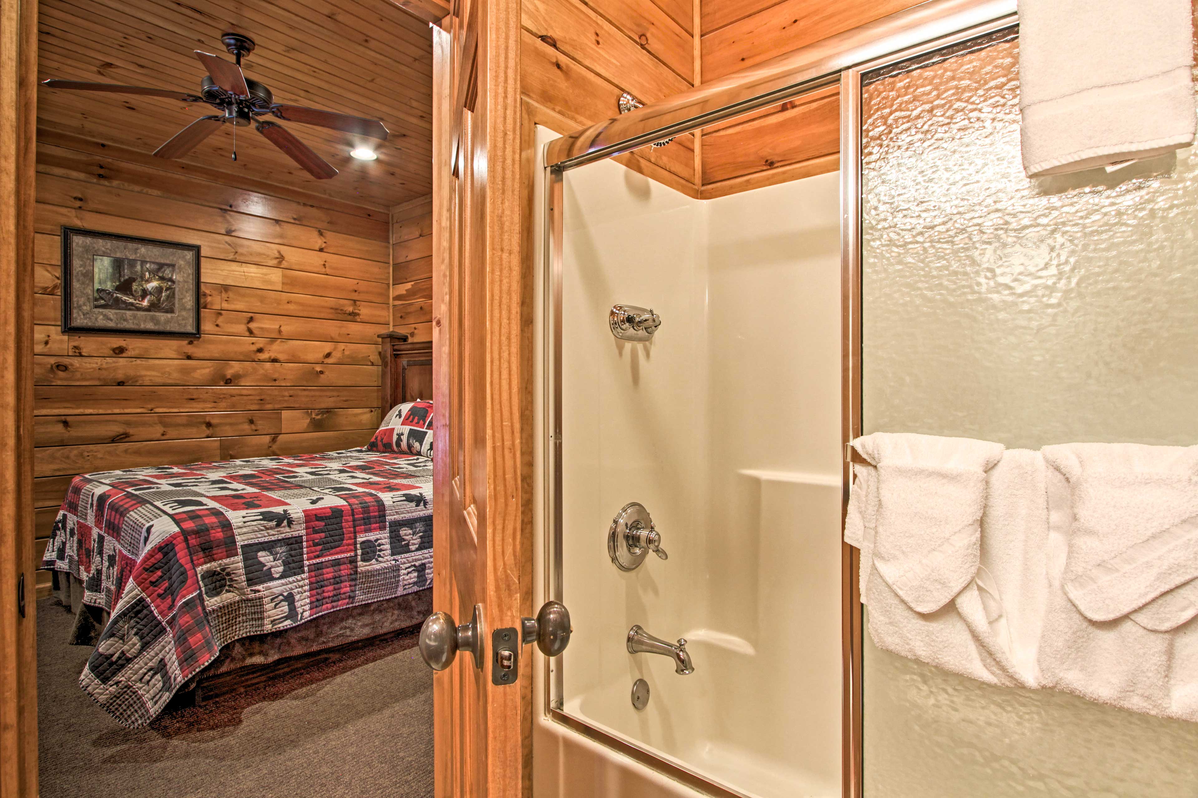 En-Suite Bathroom | Towels & Linens Provided