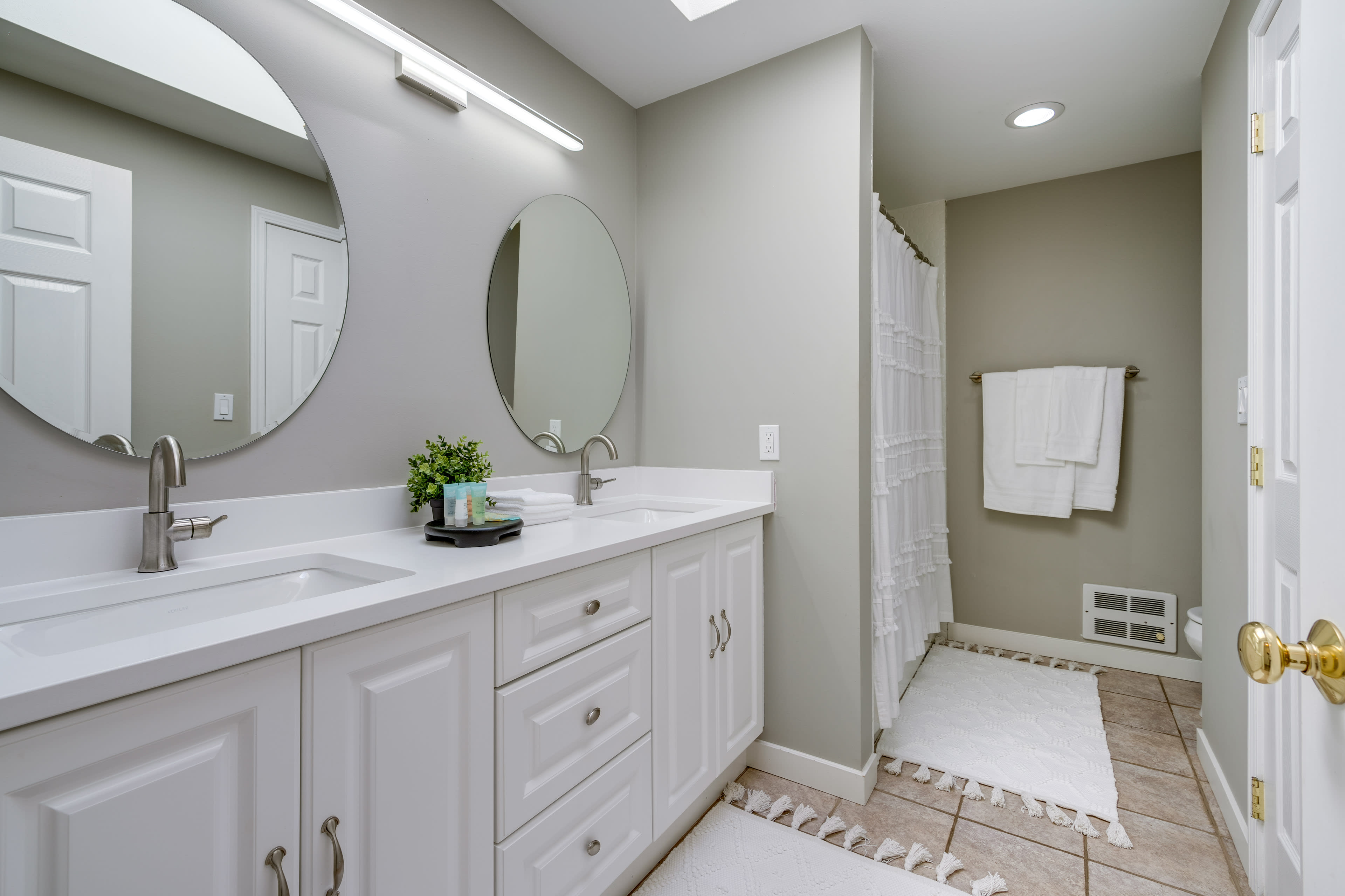 Full Bathroom | Towels & Linens Provided