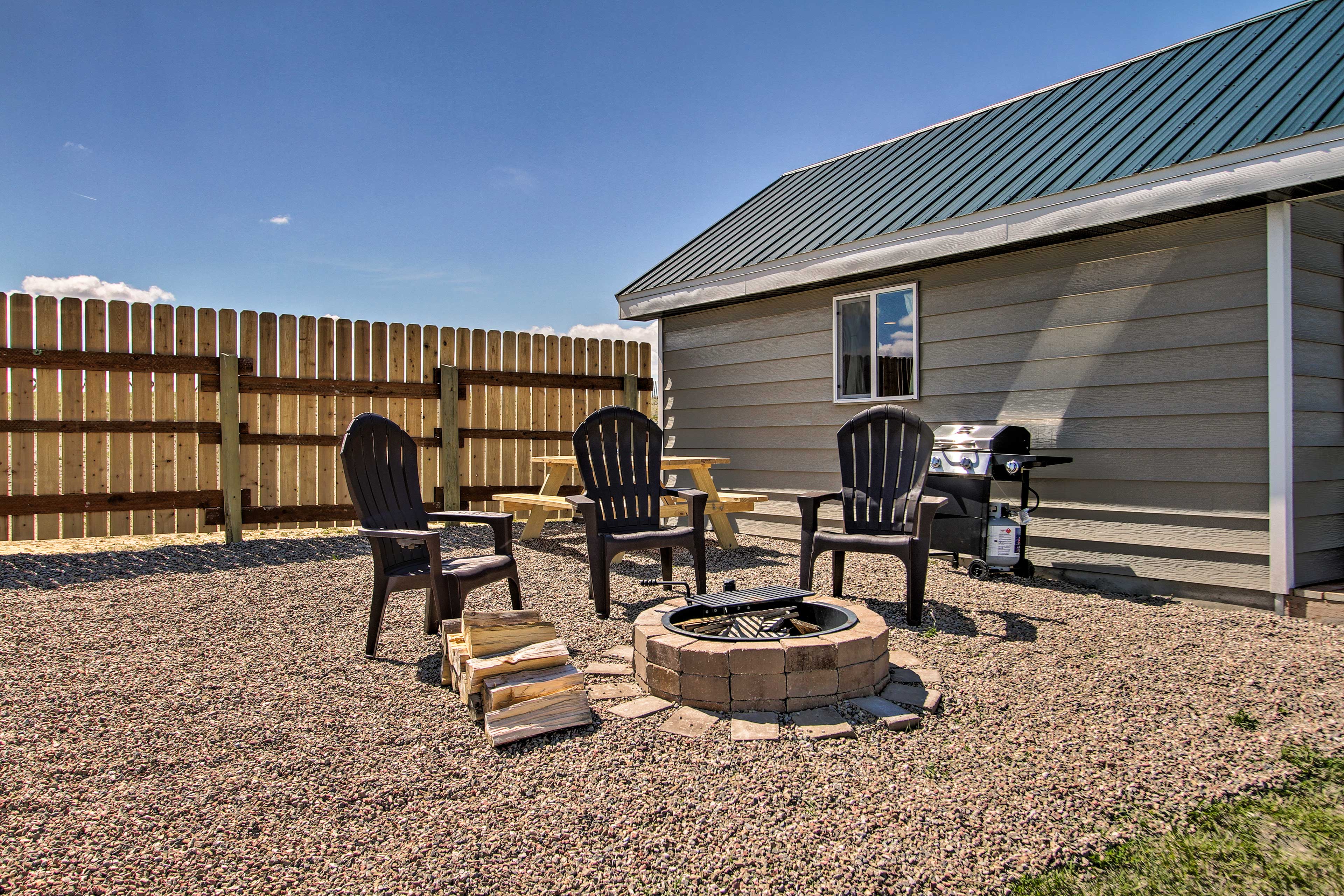 Yard | Fire Pit | Gas Grill | Picnic Table