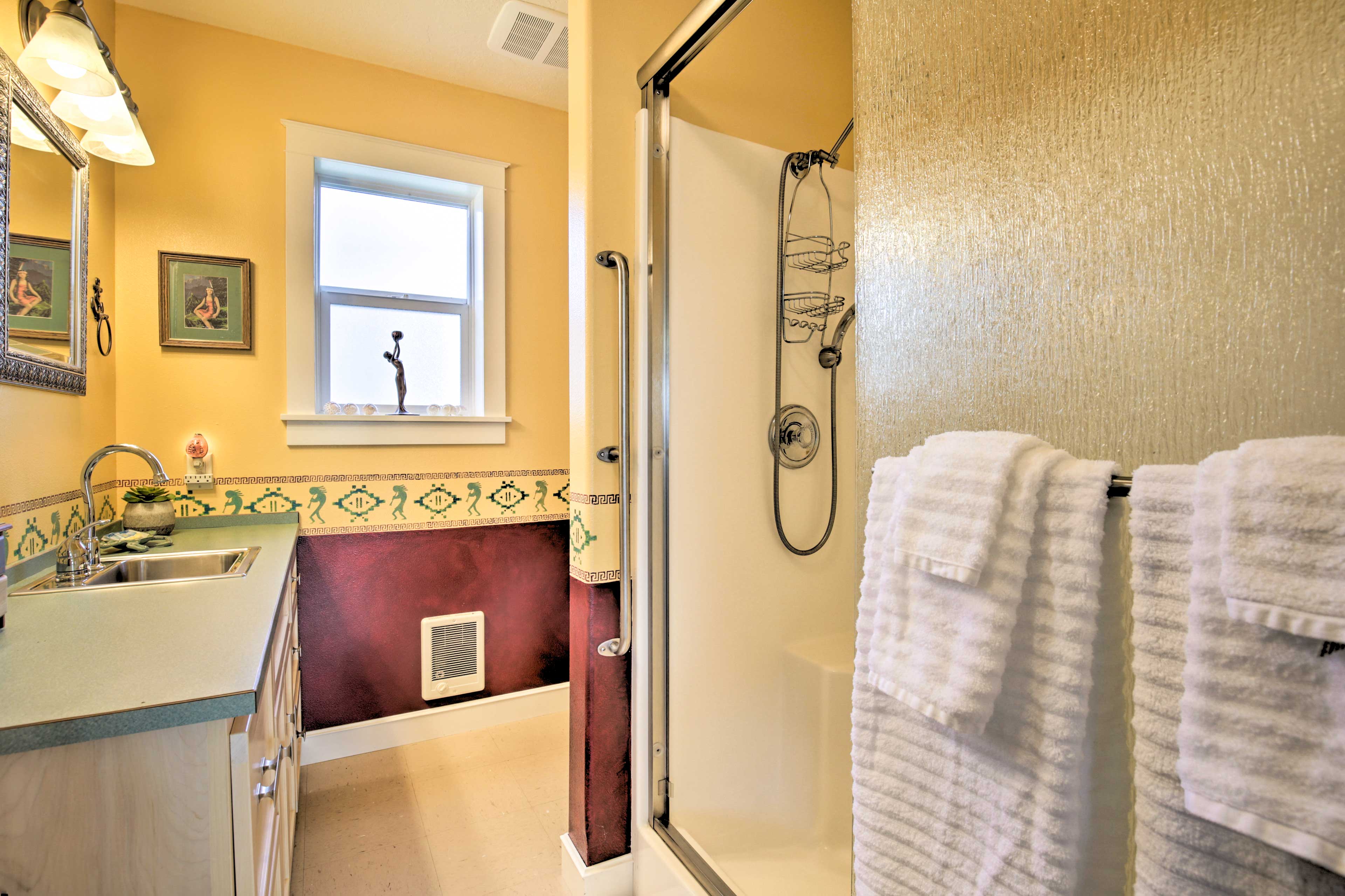 Full Bathroom | Towels & Linens Provided