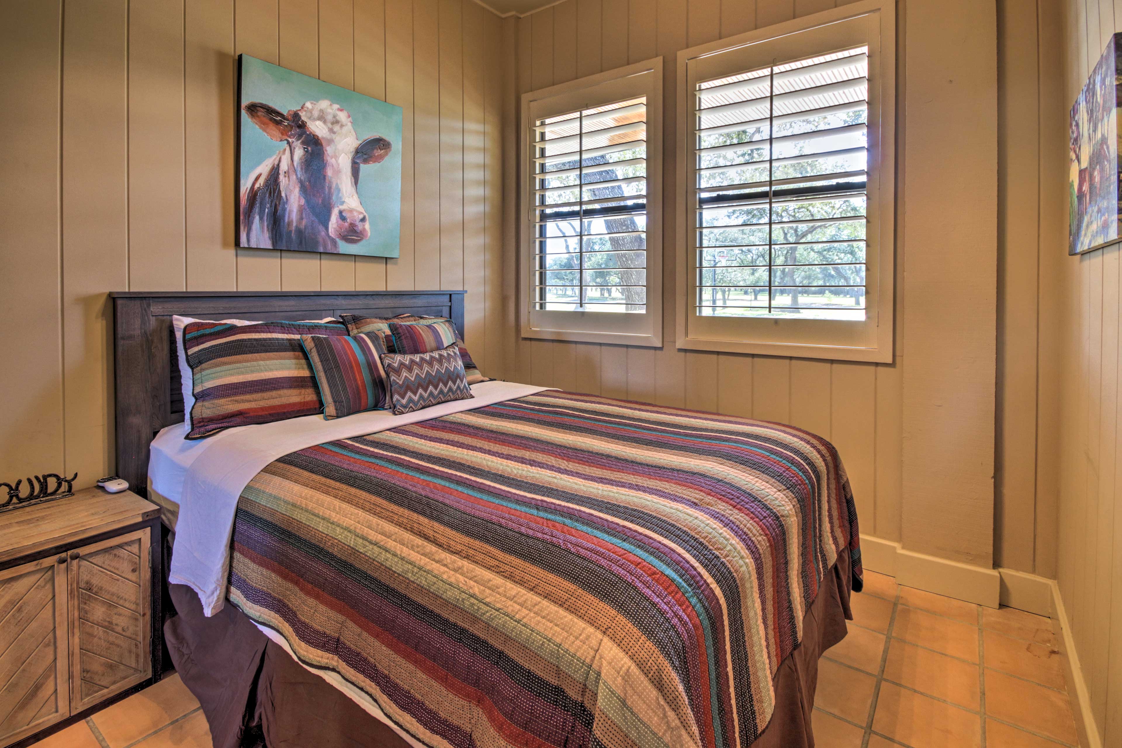 Main House | Bedroom | Queen Bed | Linens Provided