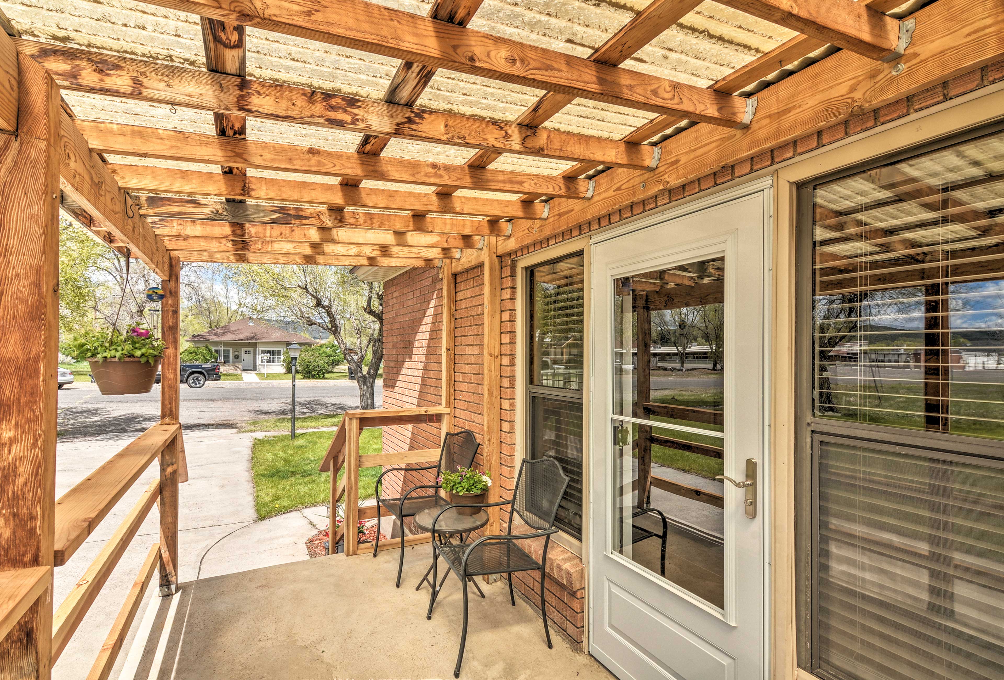 Covered Porch w/ Seating