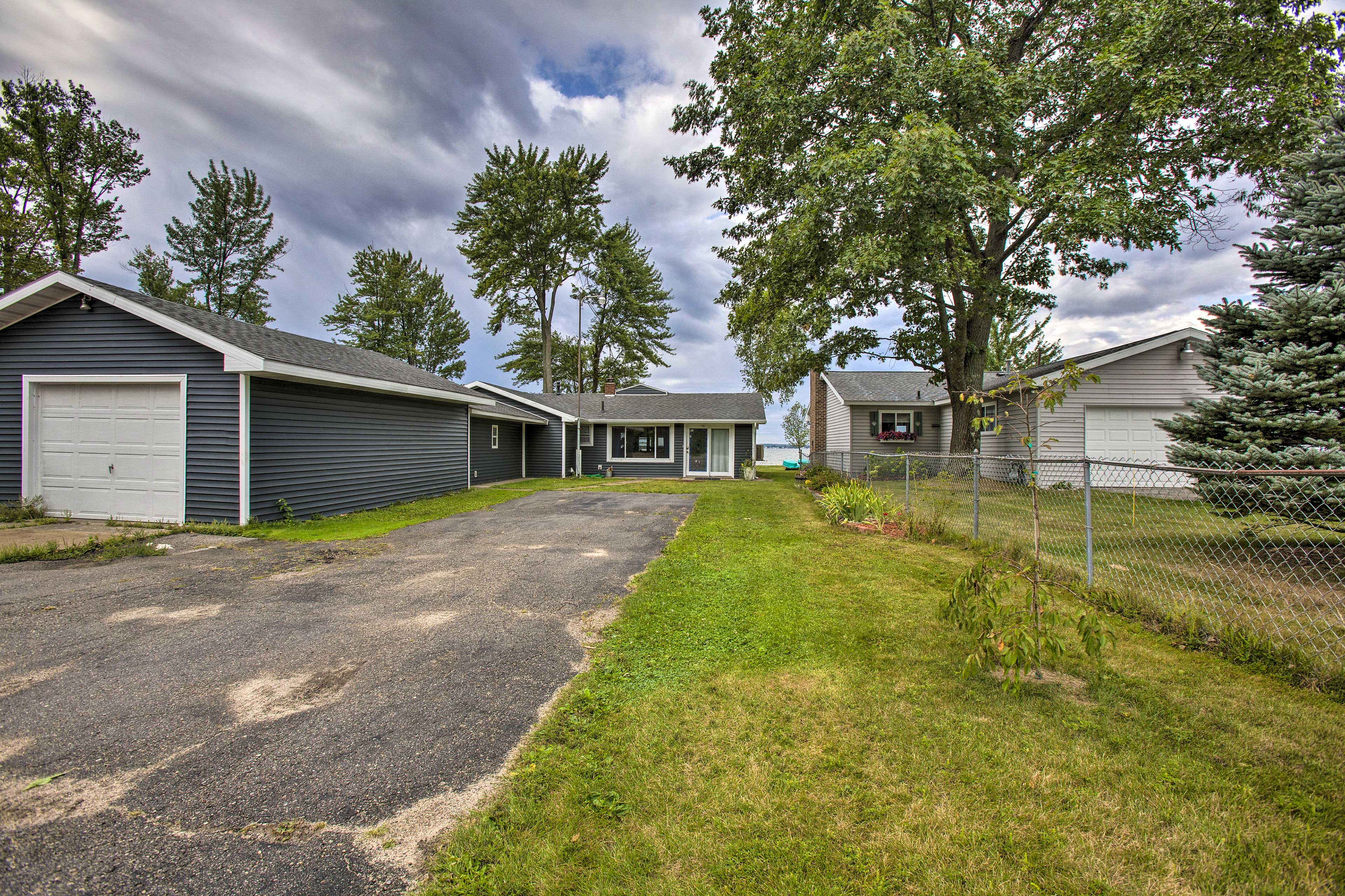 Parking | Driveway (3 Vehicles)