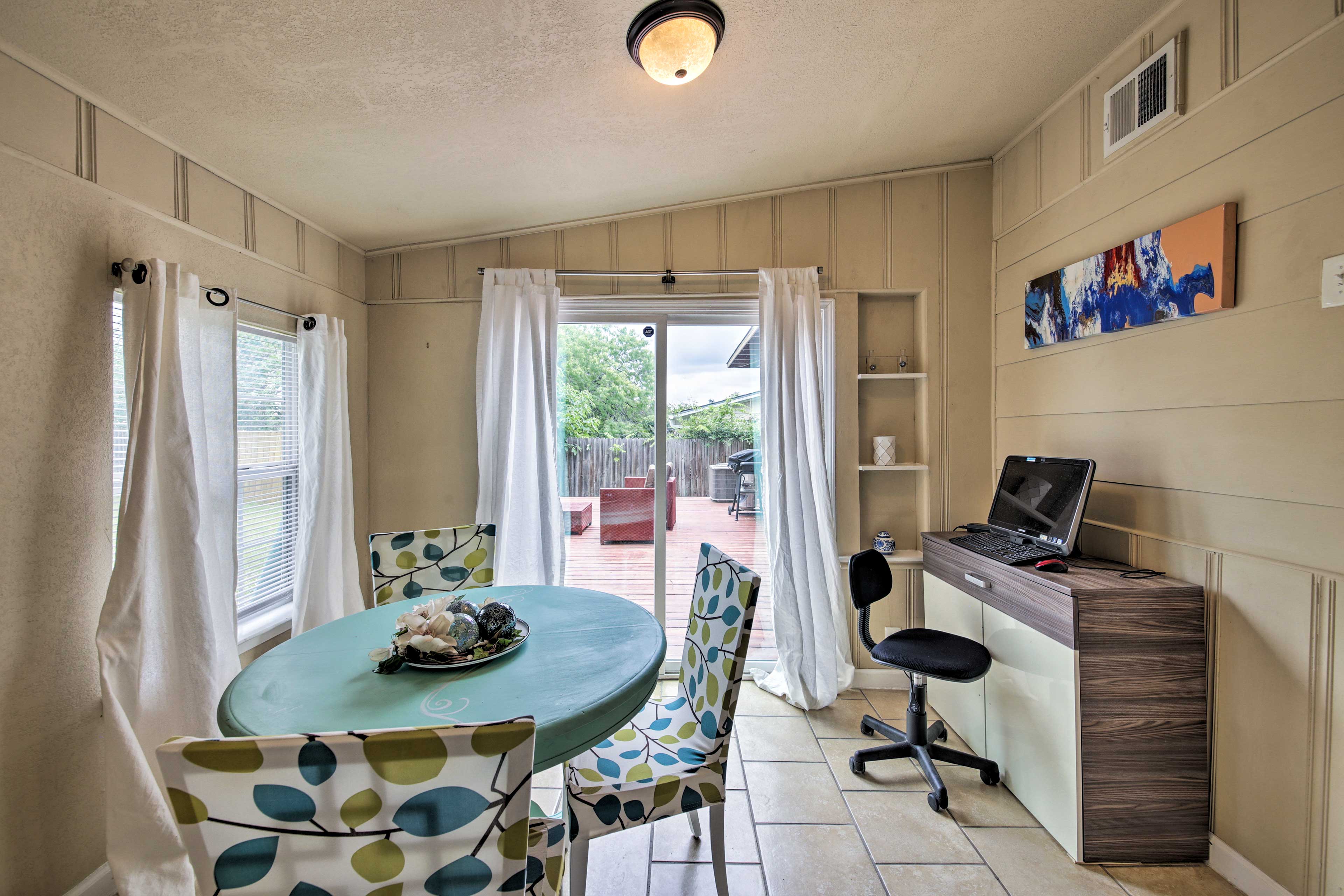 Dining Area | Desk