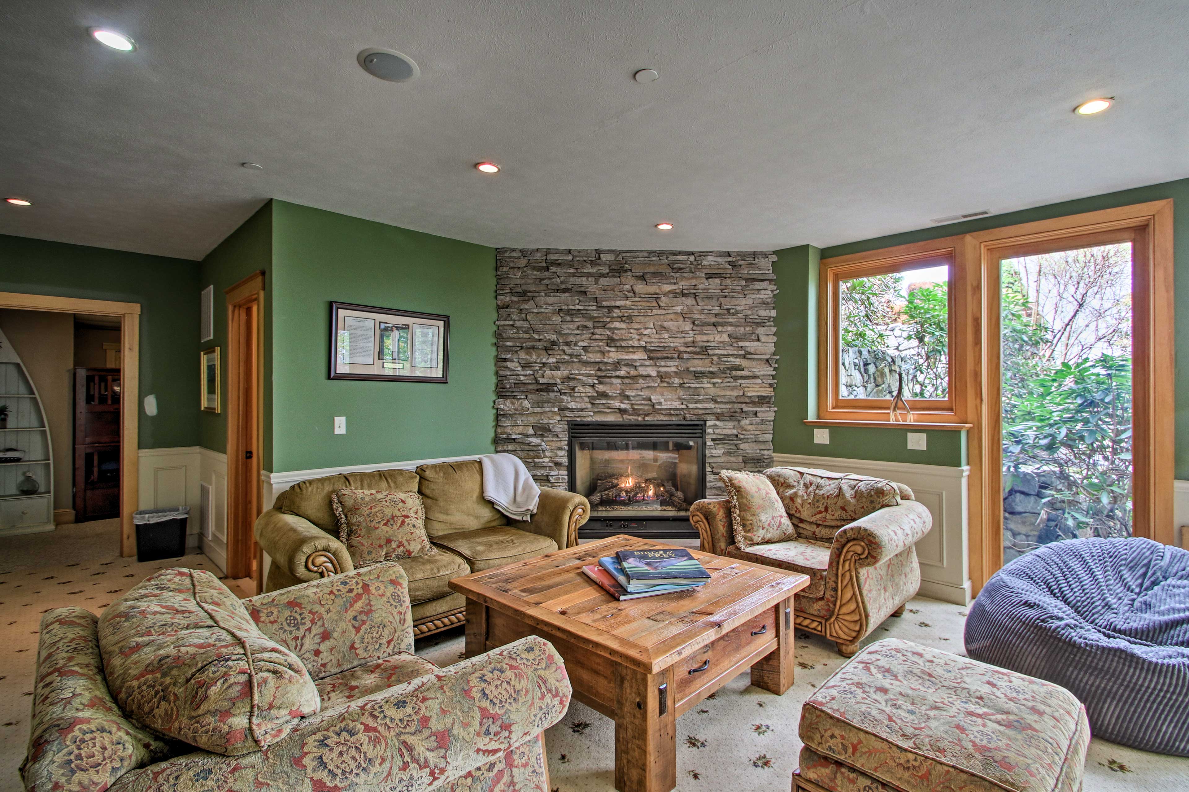 Living Area | Gas Fireplace