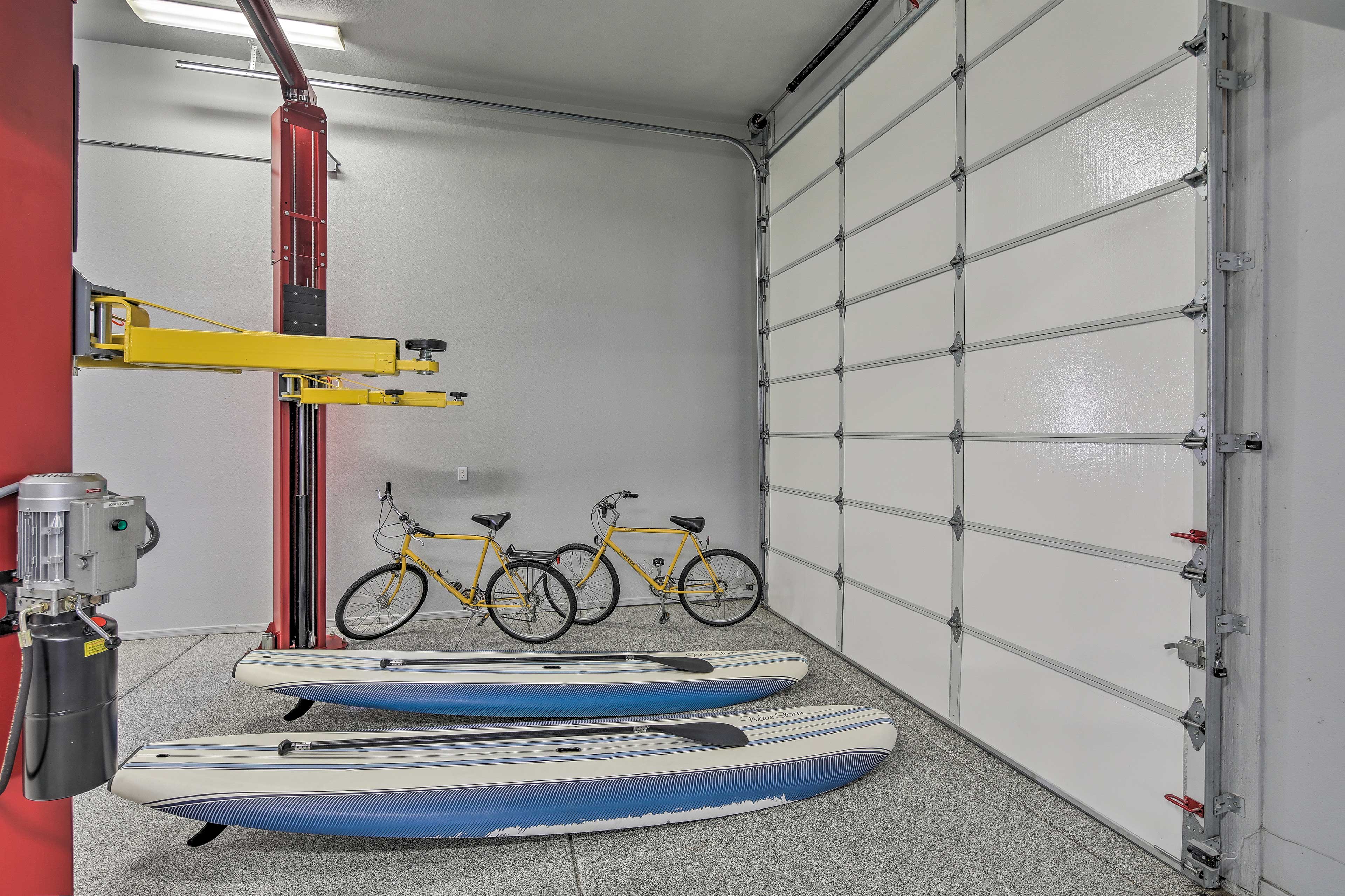 Garage | 2 Bikes | 2 Paddleboards | Cornhole