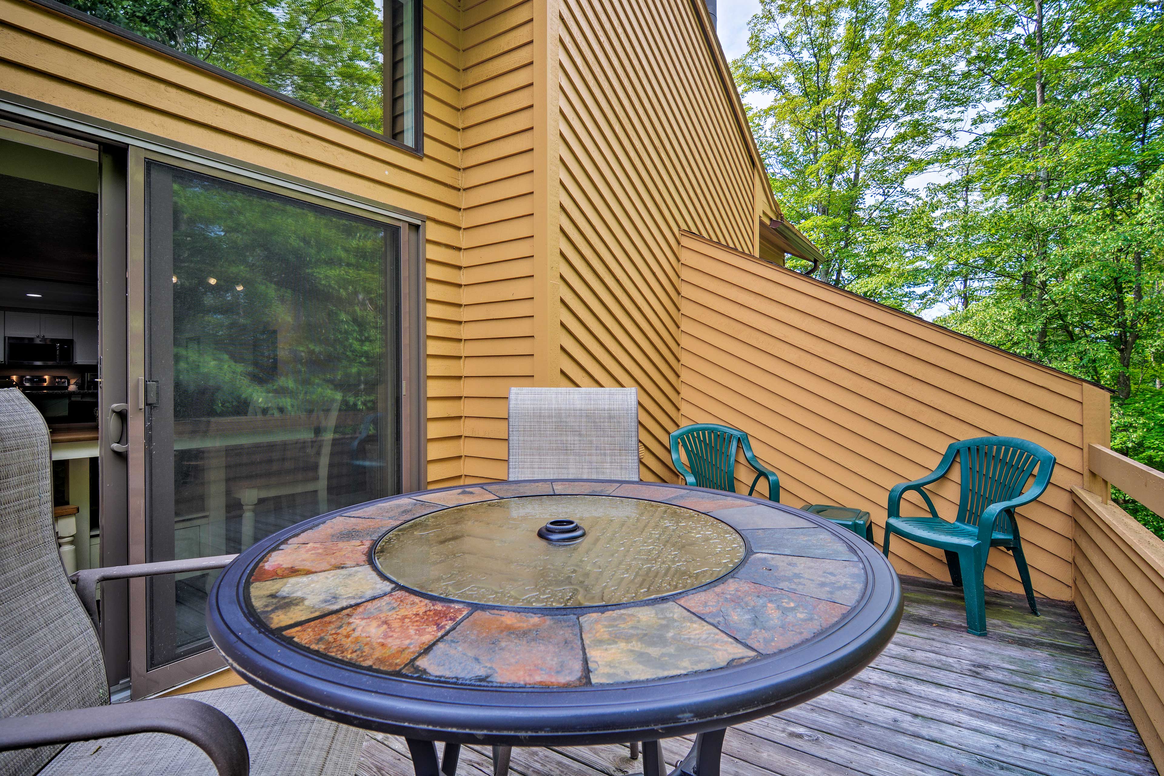 Deck | Outdoor Dining Area