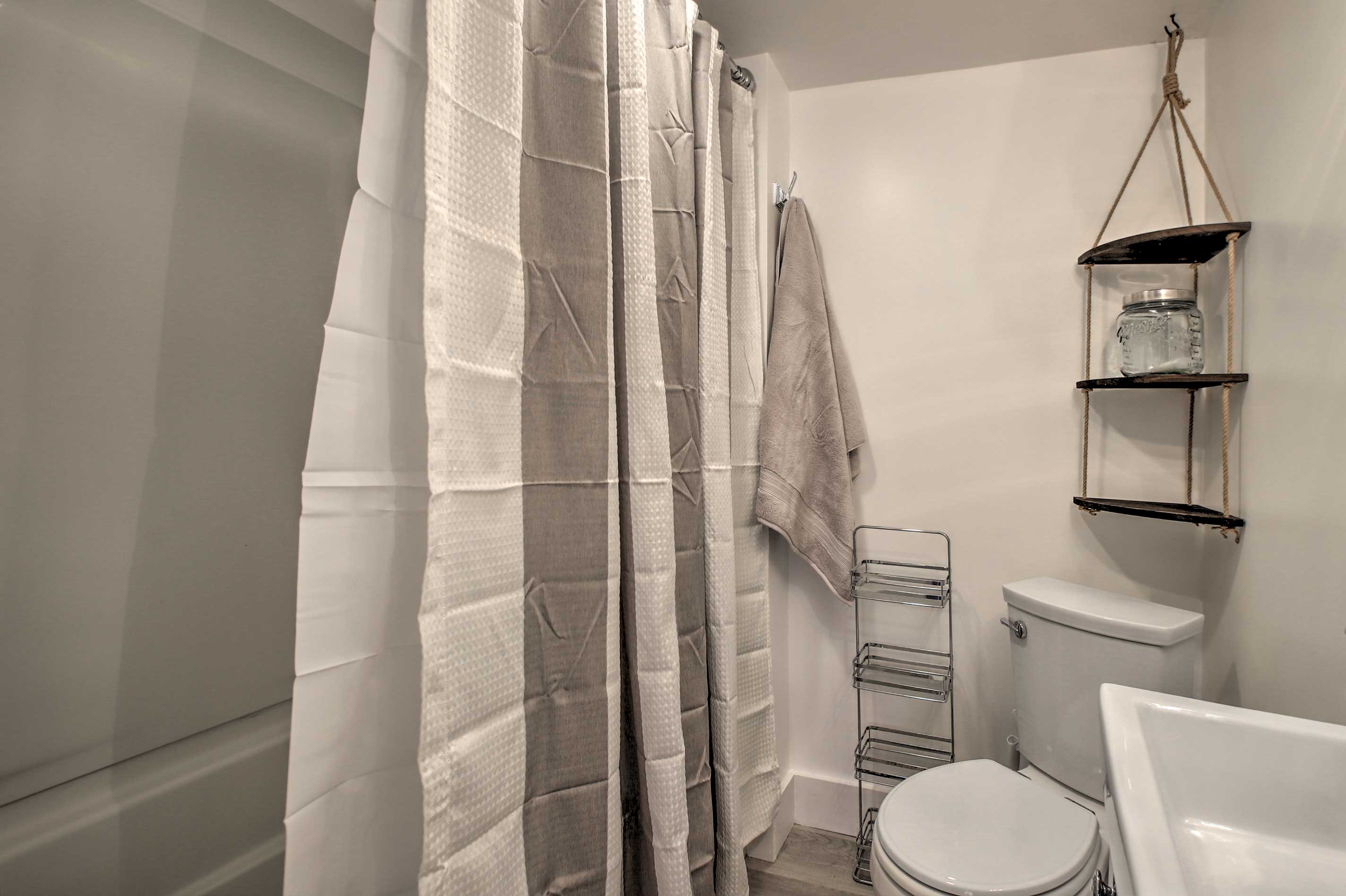 Full Bathroom | Linens Provided