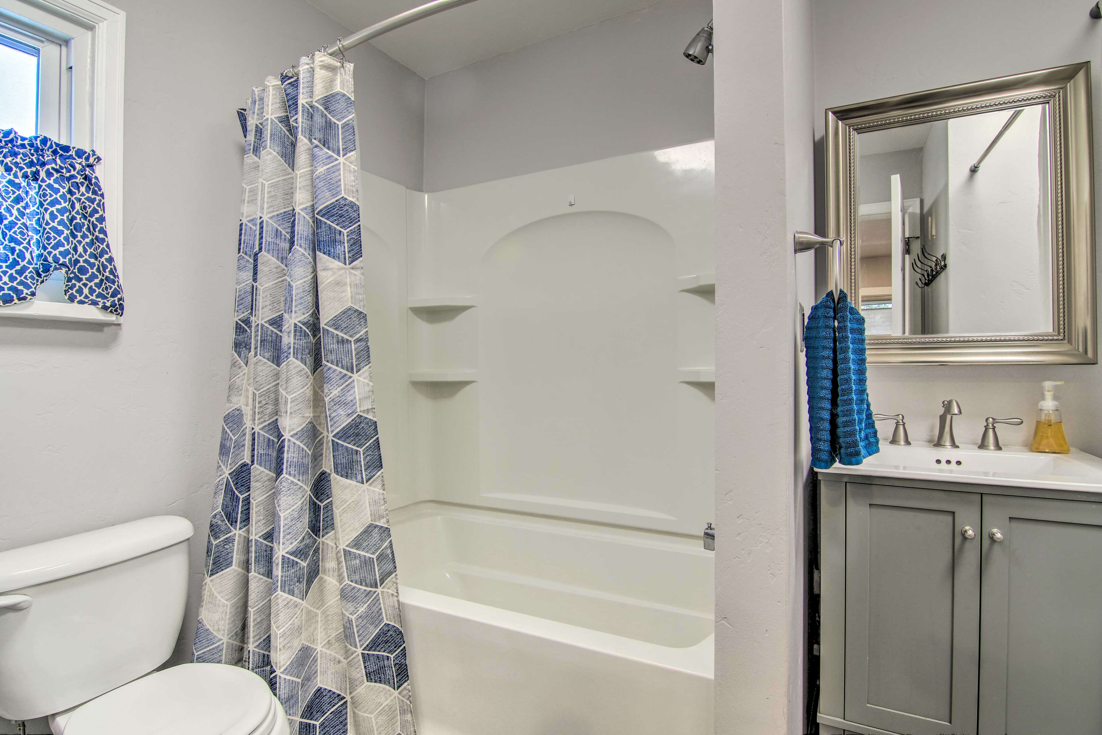 Full Bathroom | Towels Provided | Complimentary Toiletries