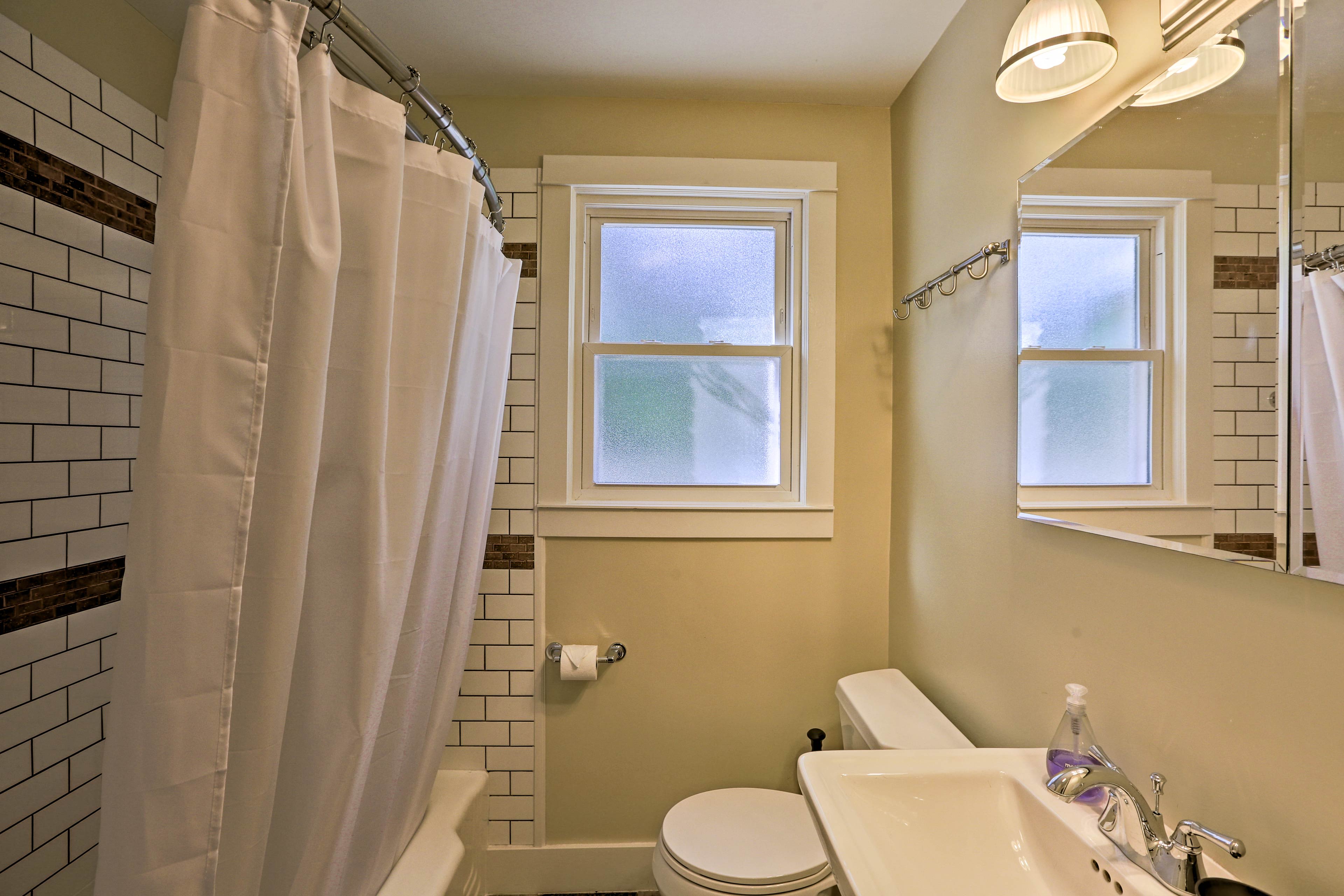 Full Bathroom | 1st Floor | Toiletries Provided