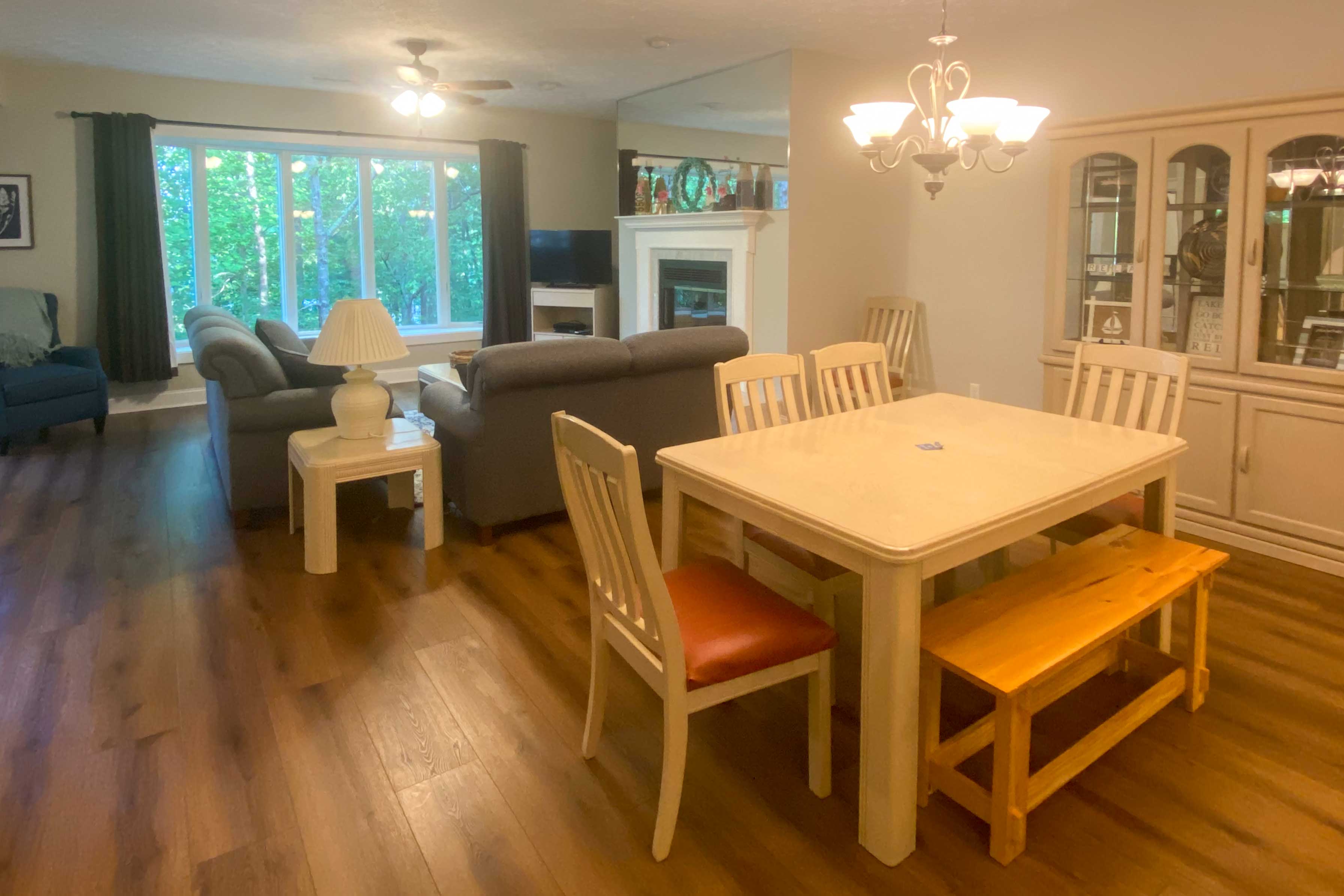 Dining Area | Dishes & Flatware Provided