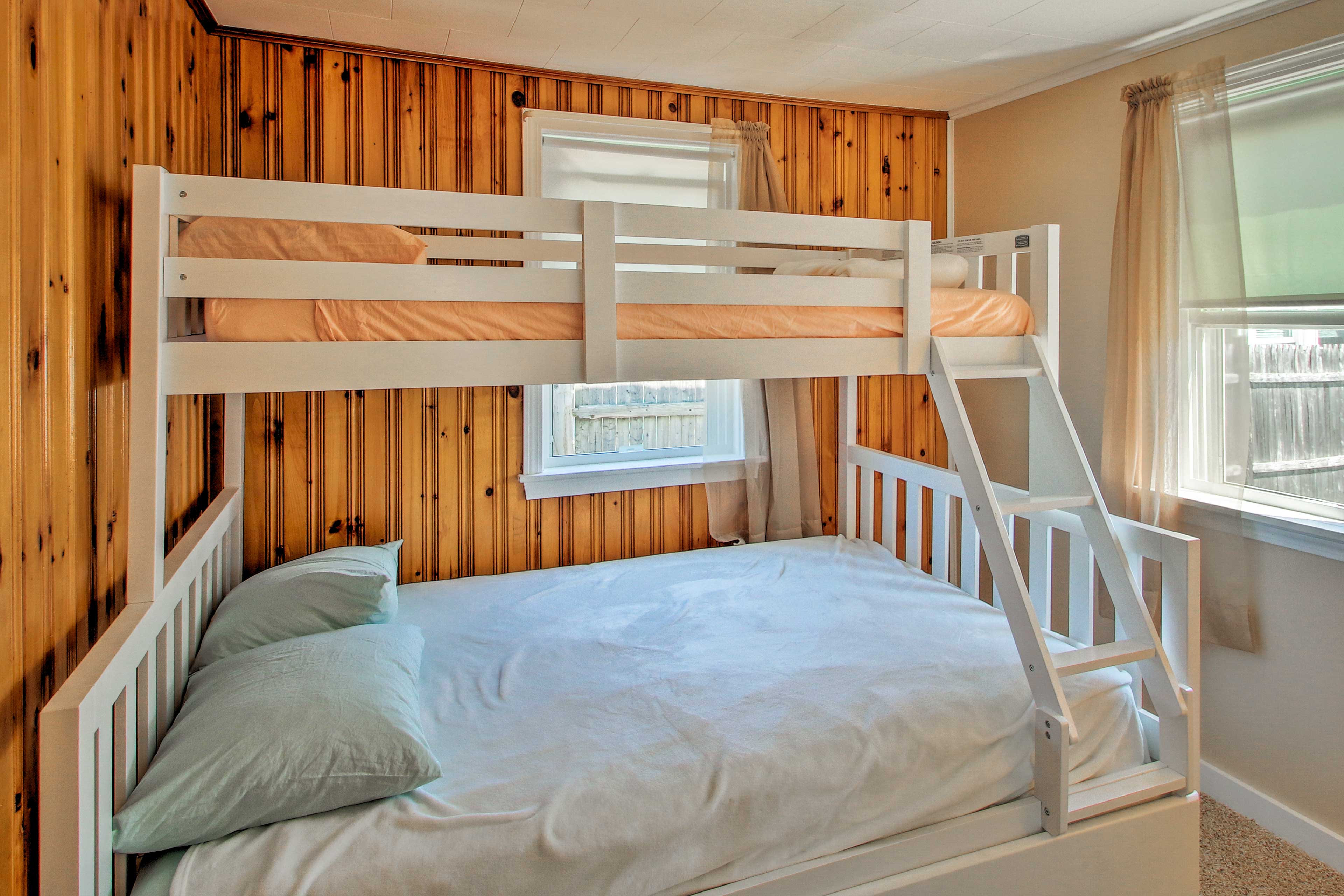 Bedroom 3 | Twin/Full Bunk Bed