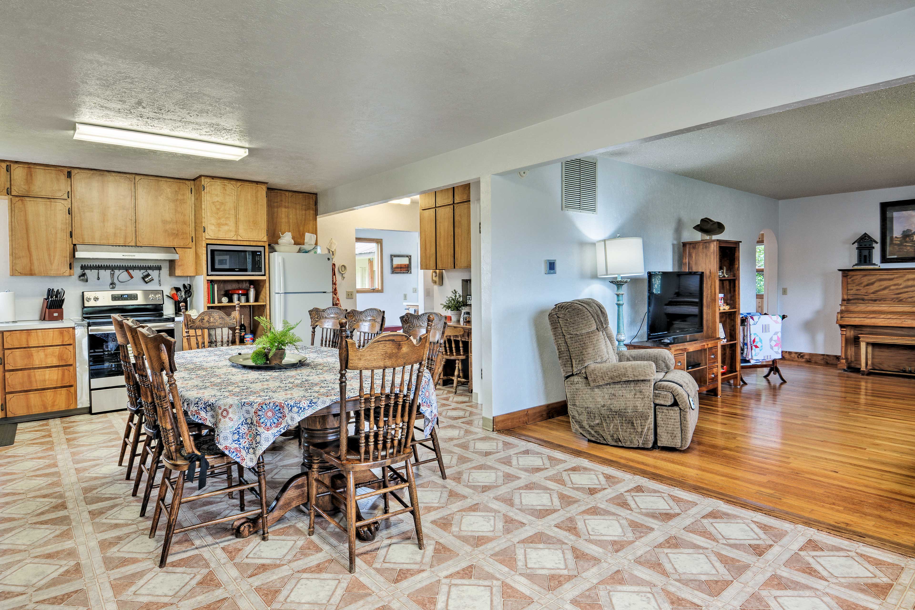 Dining Area | Dishware & Flatware Provided