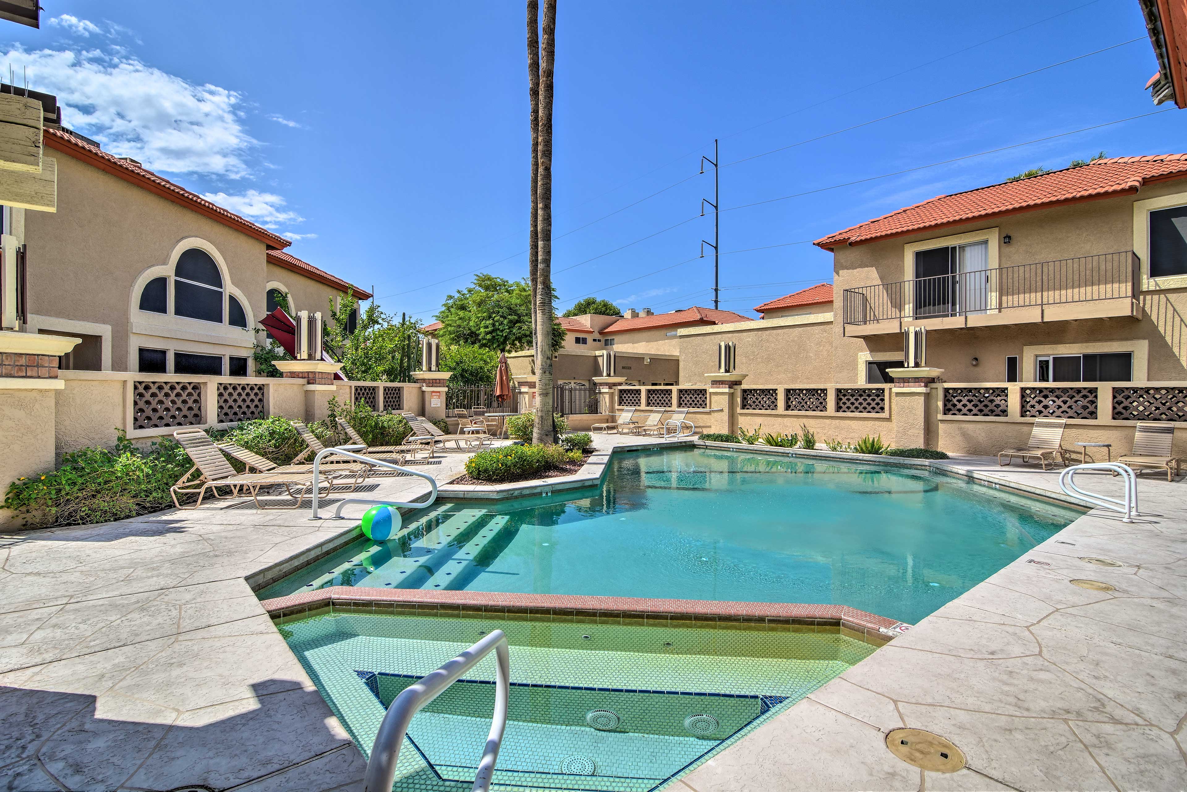 Community Amenities | Outdoor Pool