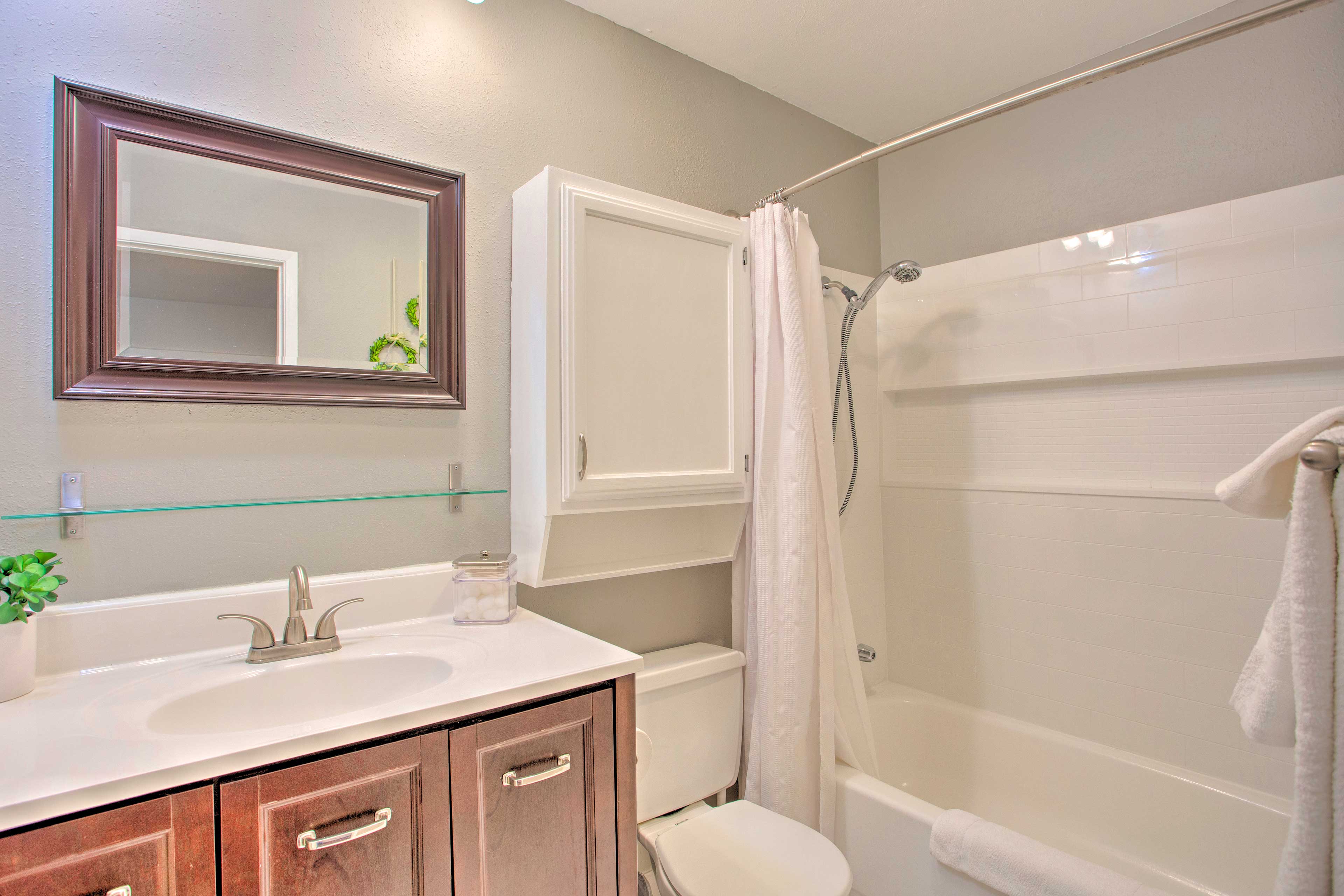 Full Bathroom | Complimentary Toiletries