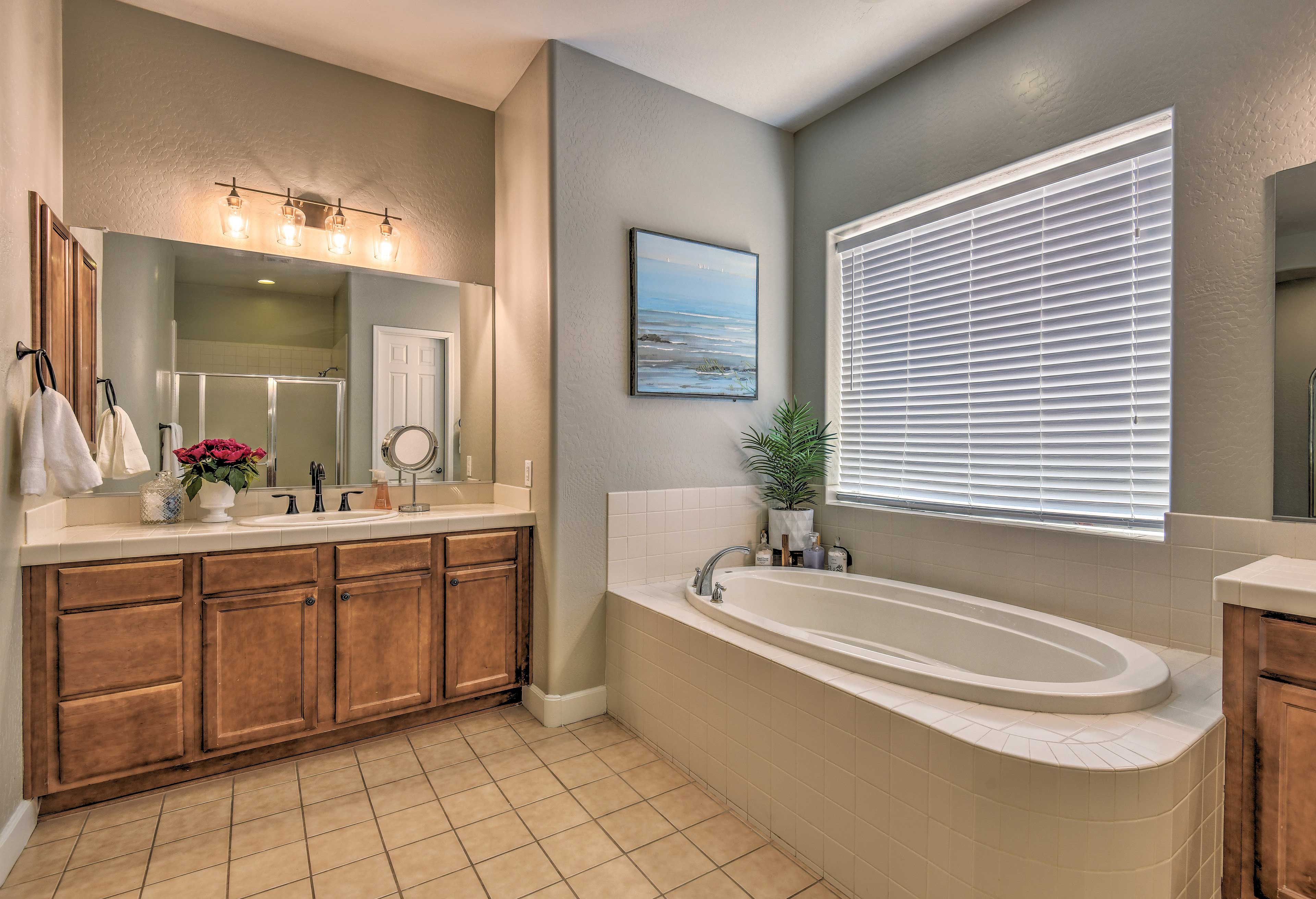 Full Bathroom | Towels Provided | Complimentary Toiletries