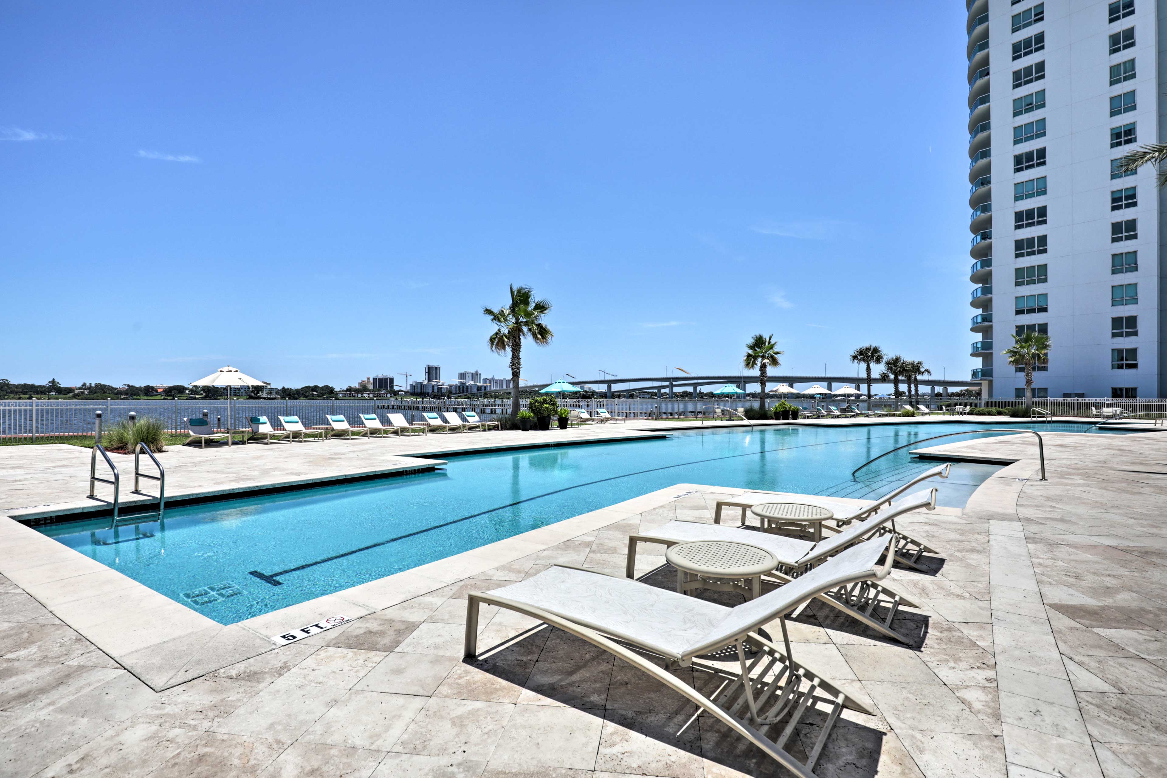 Community Amenities | Outdoor Pool