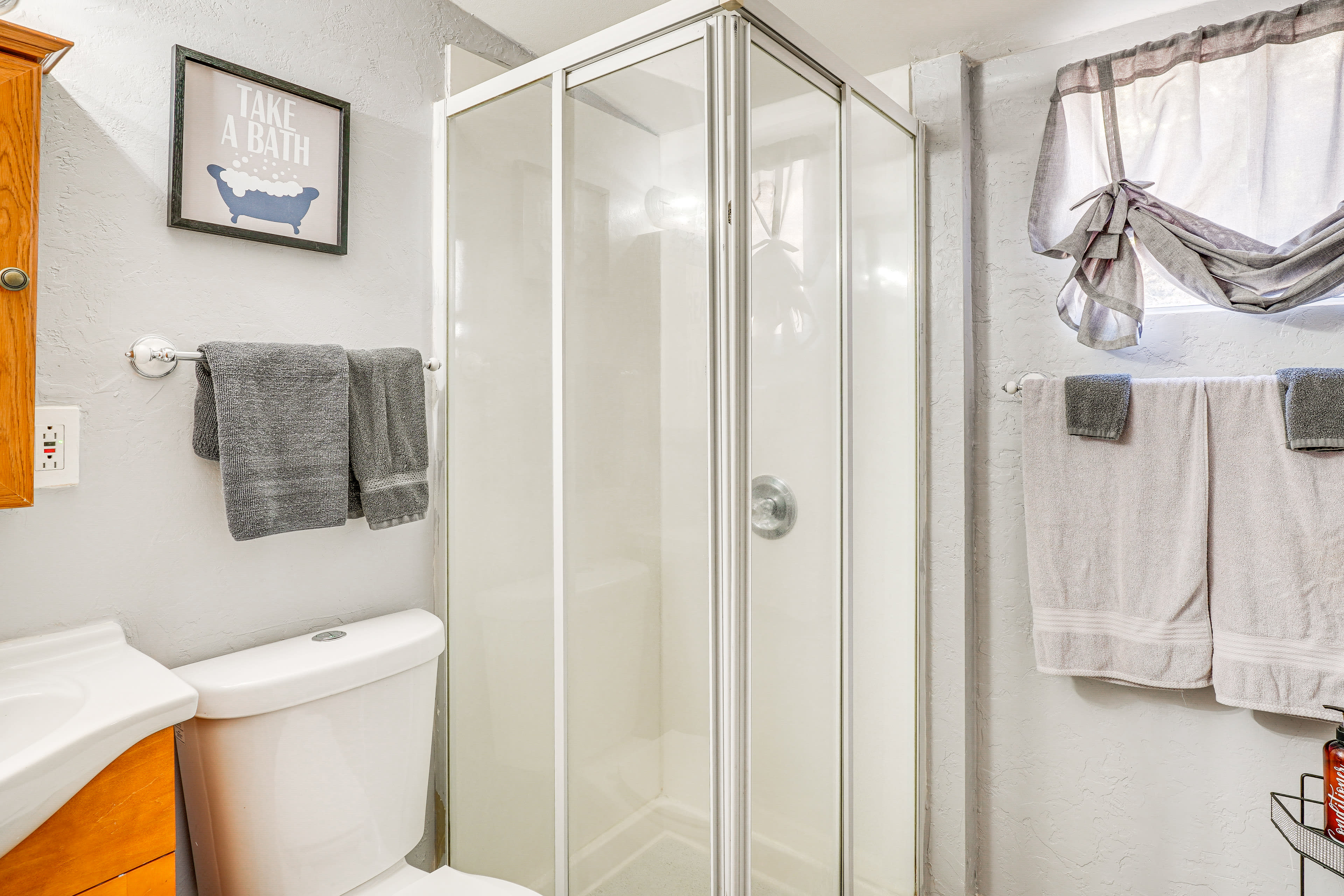 Full Bathroom | Complimentary Toiletries | Hair Dryer